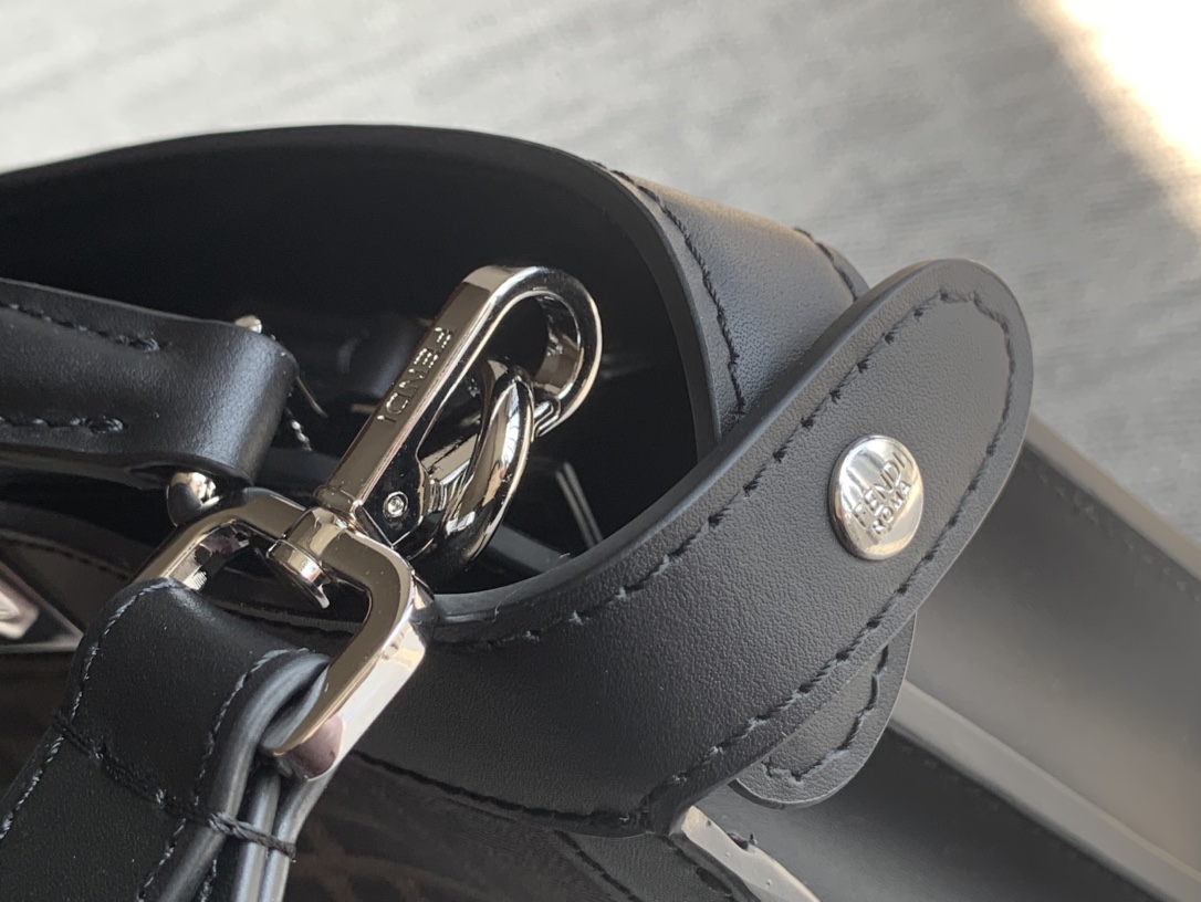 Peekaboo ISeeU XCross Handbag