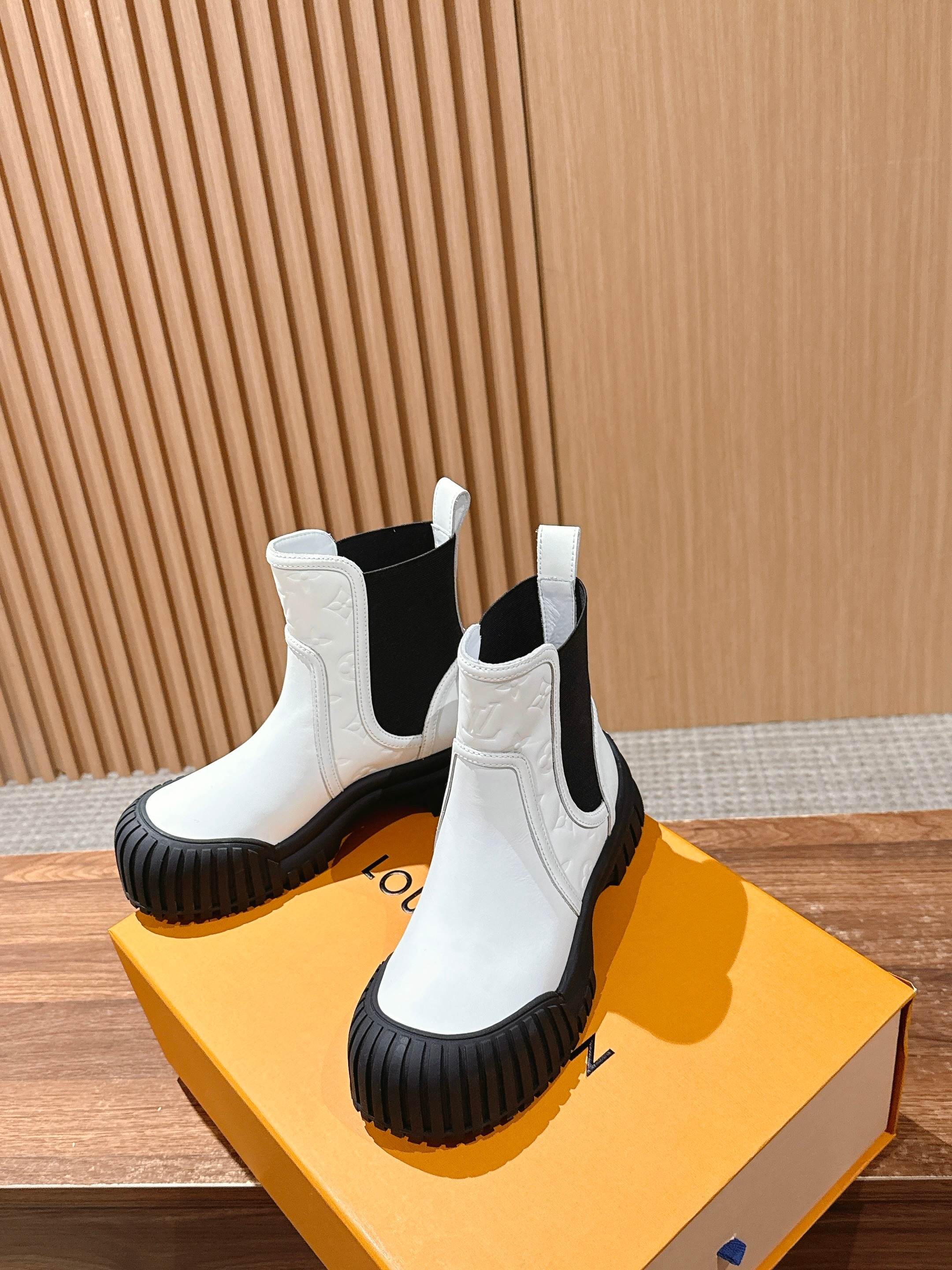 LV 1AB0G2 Ruby Flat Ankle Boots