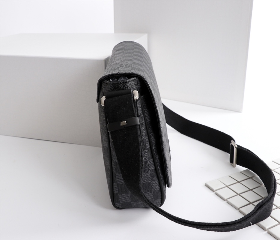 Louis Vuitton District PM N41213