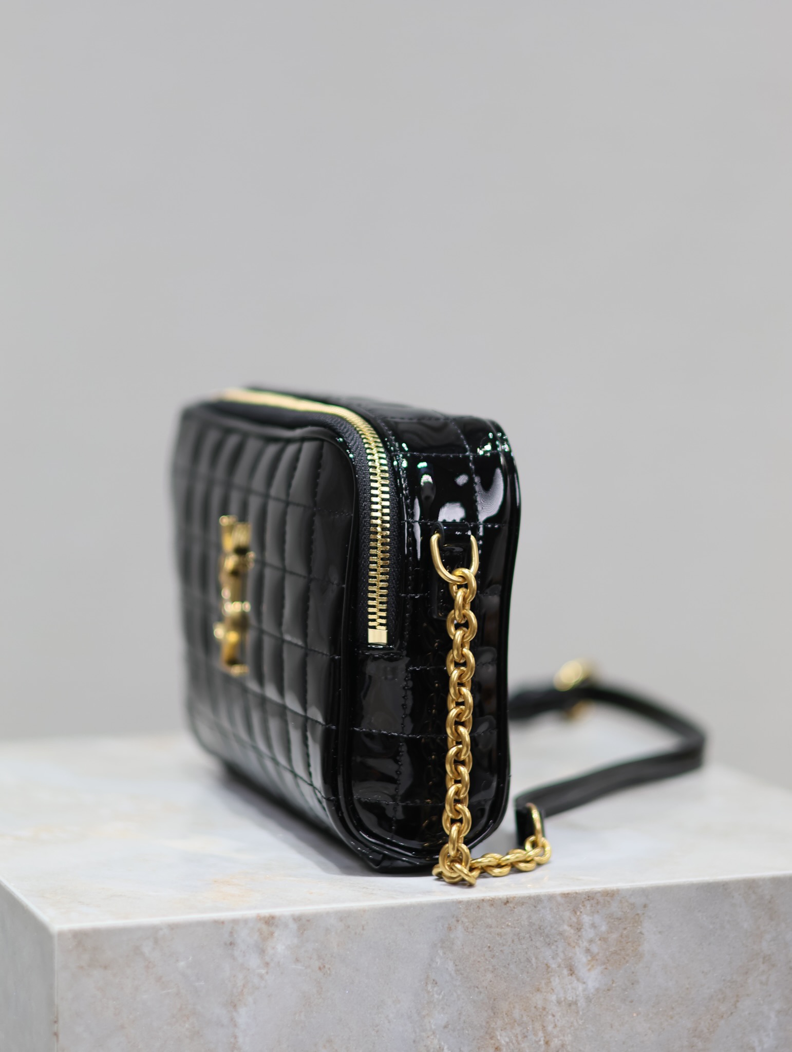 LE CASSANDRE MATELASSÉ CARRÉ Lambskin Camera Bag