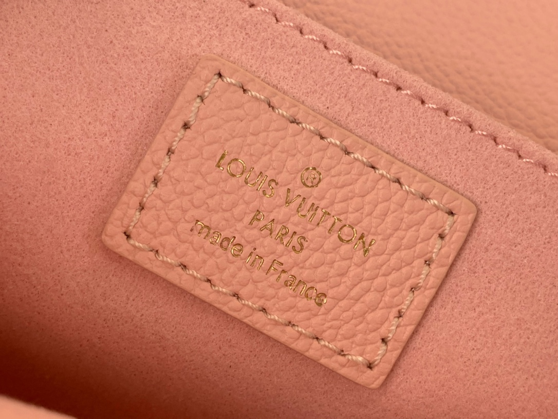 LV-M14208 Pochette Métis East West