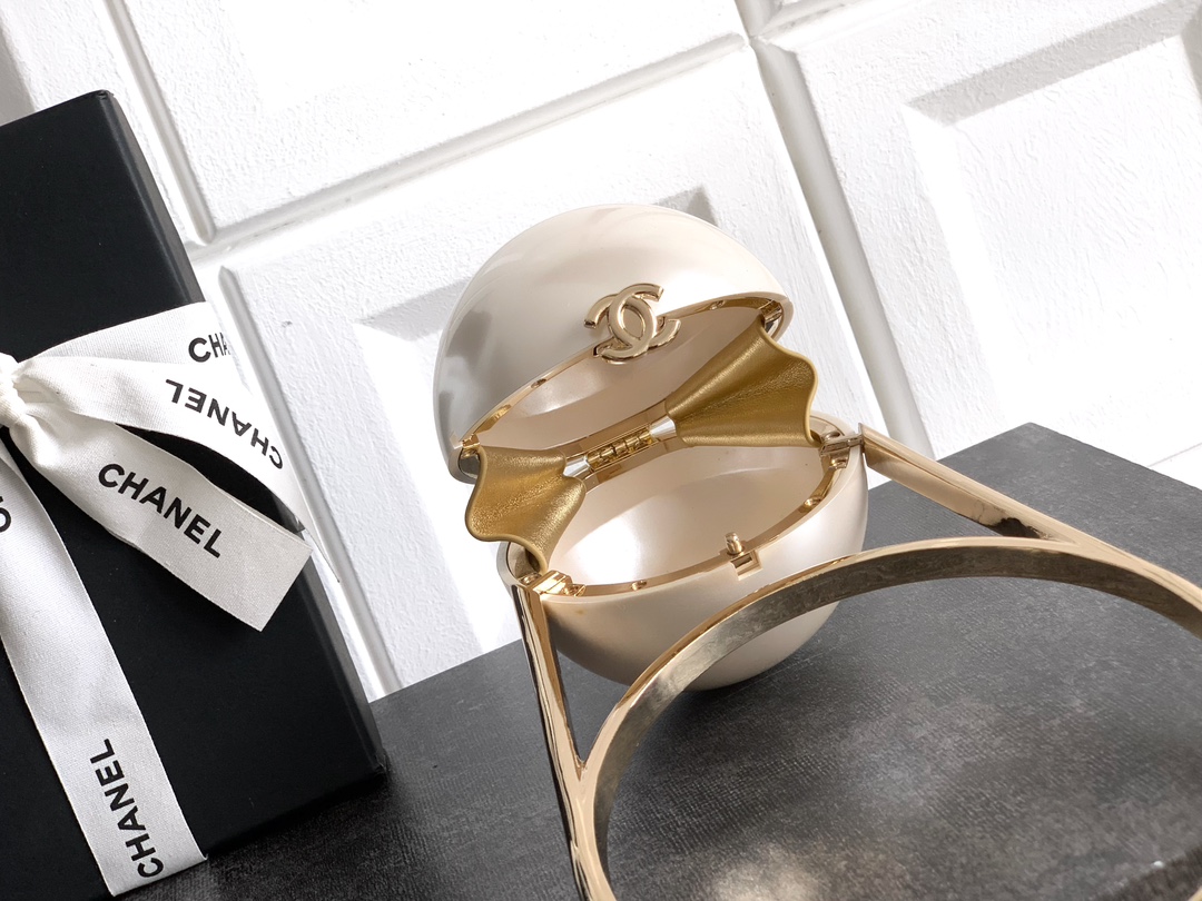 Chanel Fall/Winter 2025 Large Pearl Spherical Handbag