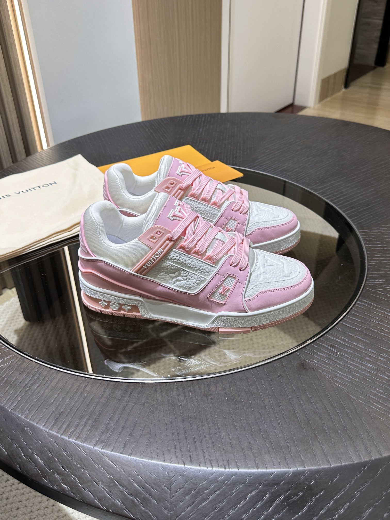 LV Trainer-pink