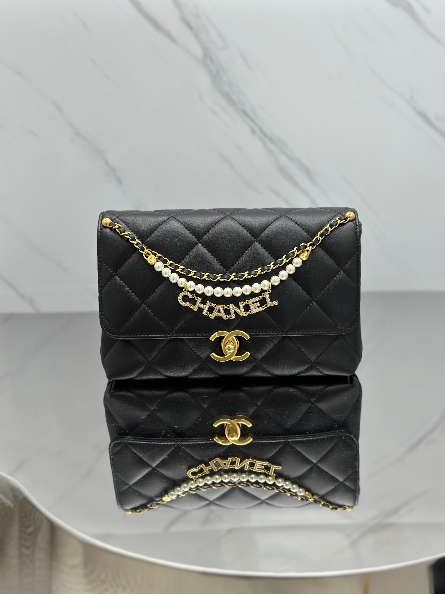 chanel24A pearl chain bag