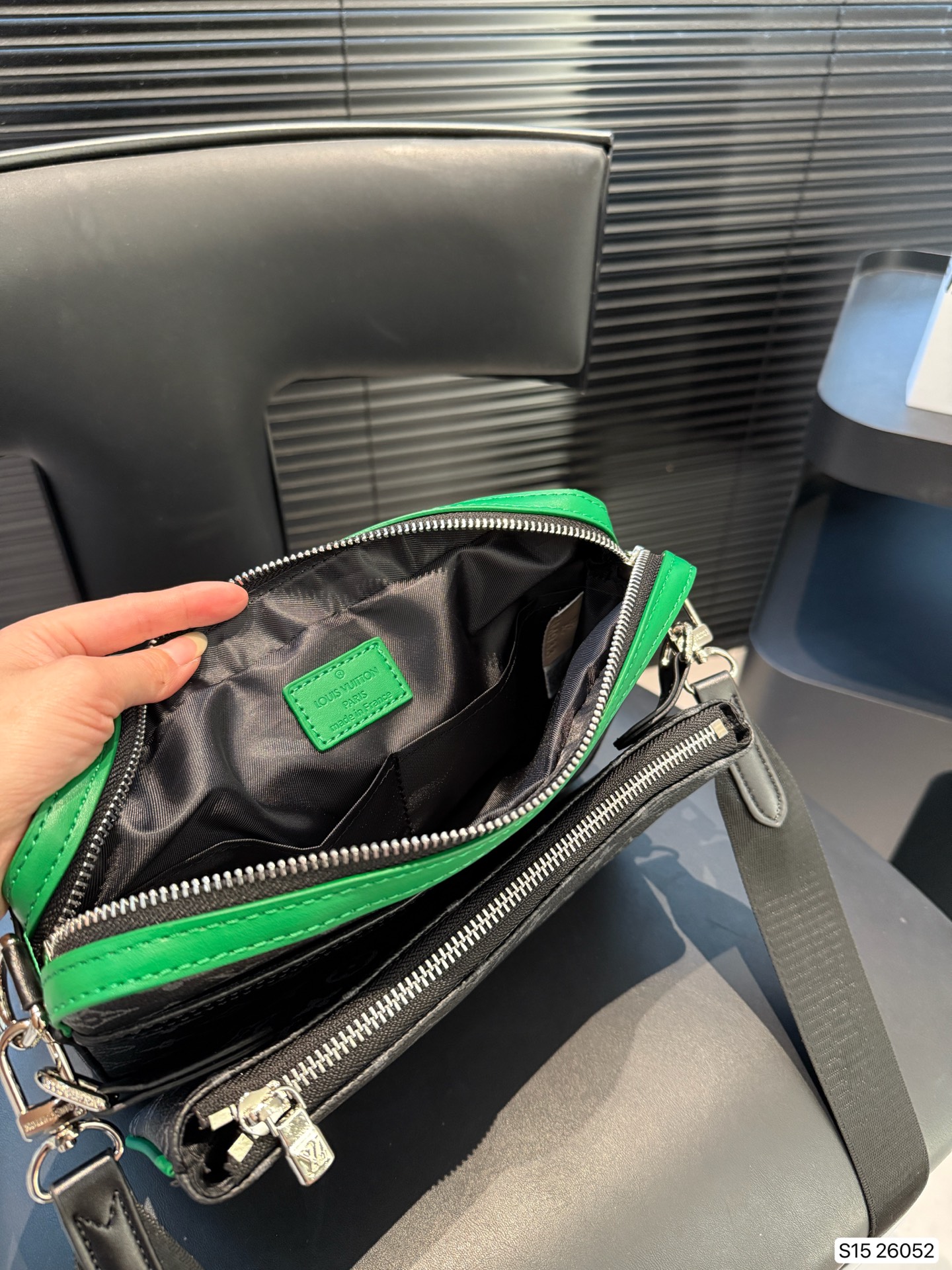 LV M26052 Trio Messenger