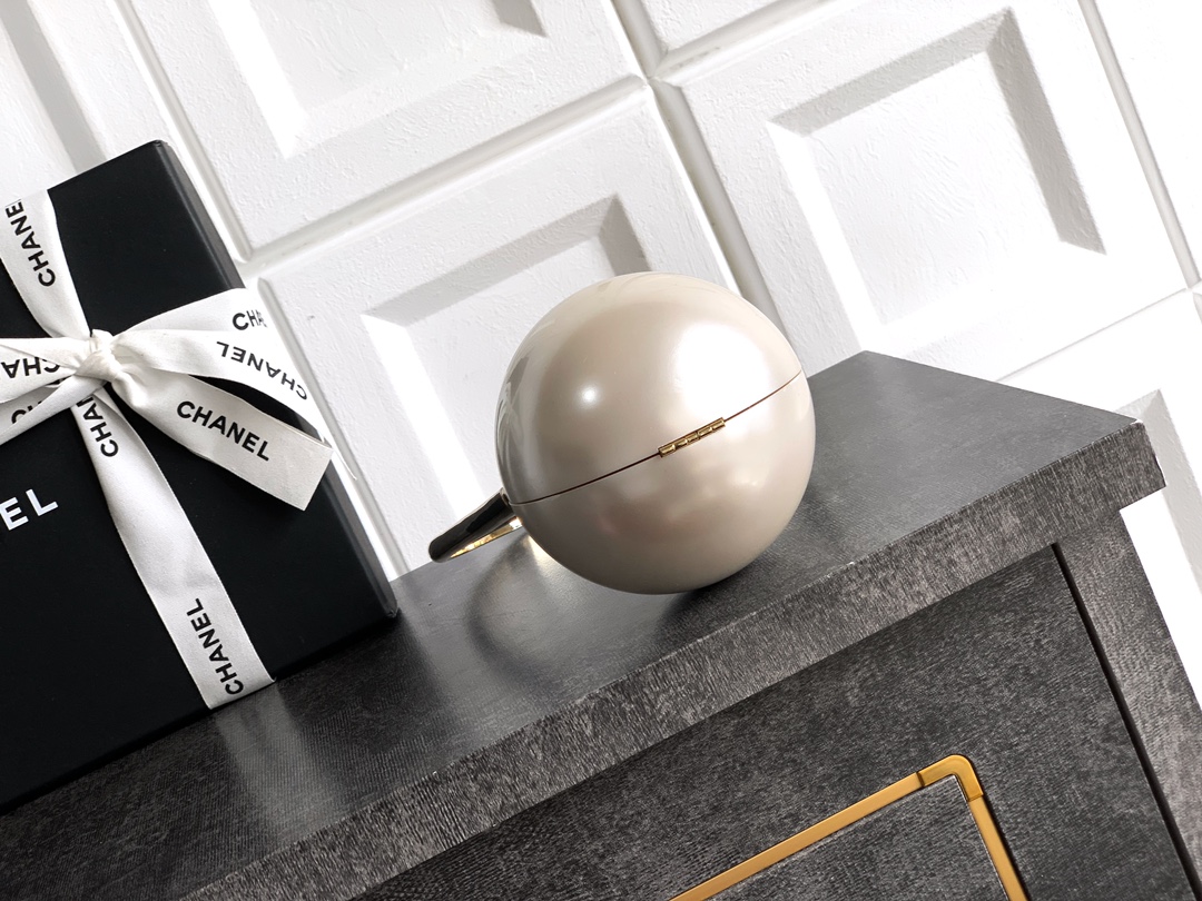 Chanel Fall/Winter 2025 Large Pearl Spherical Handbag