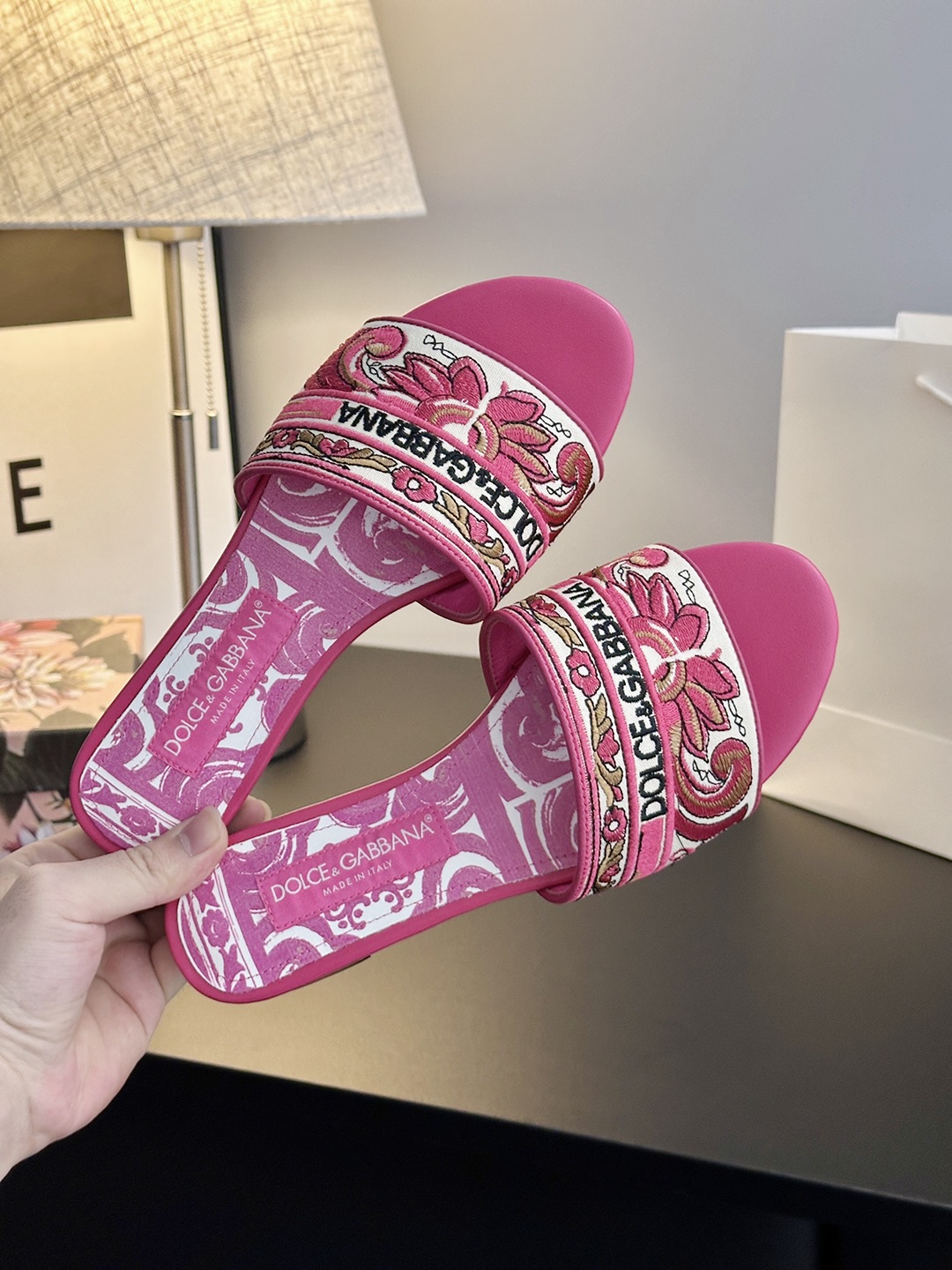 𝐃𝐎𝐋𝐂𝐄 & 𝐆𝐀𝐁𝐁𝐀𝐍𝐀 Summer Fashion Slides – LGOG Celebrity Style