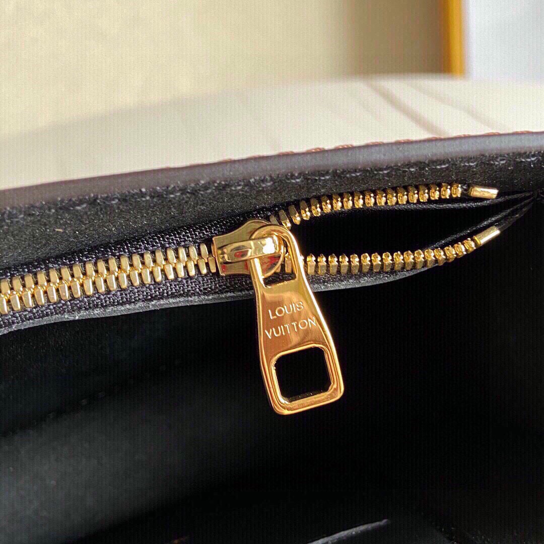 Louis Vuitton M68746 Dauphine Chain Wallet