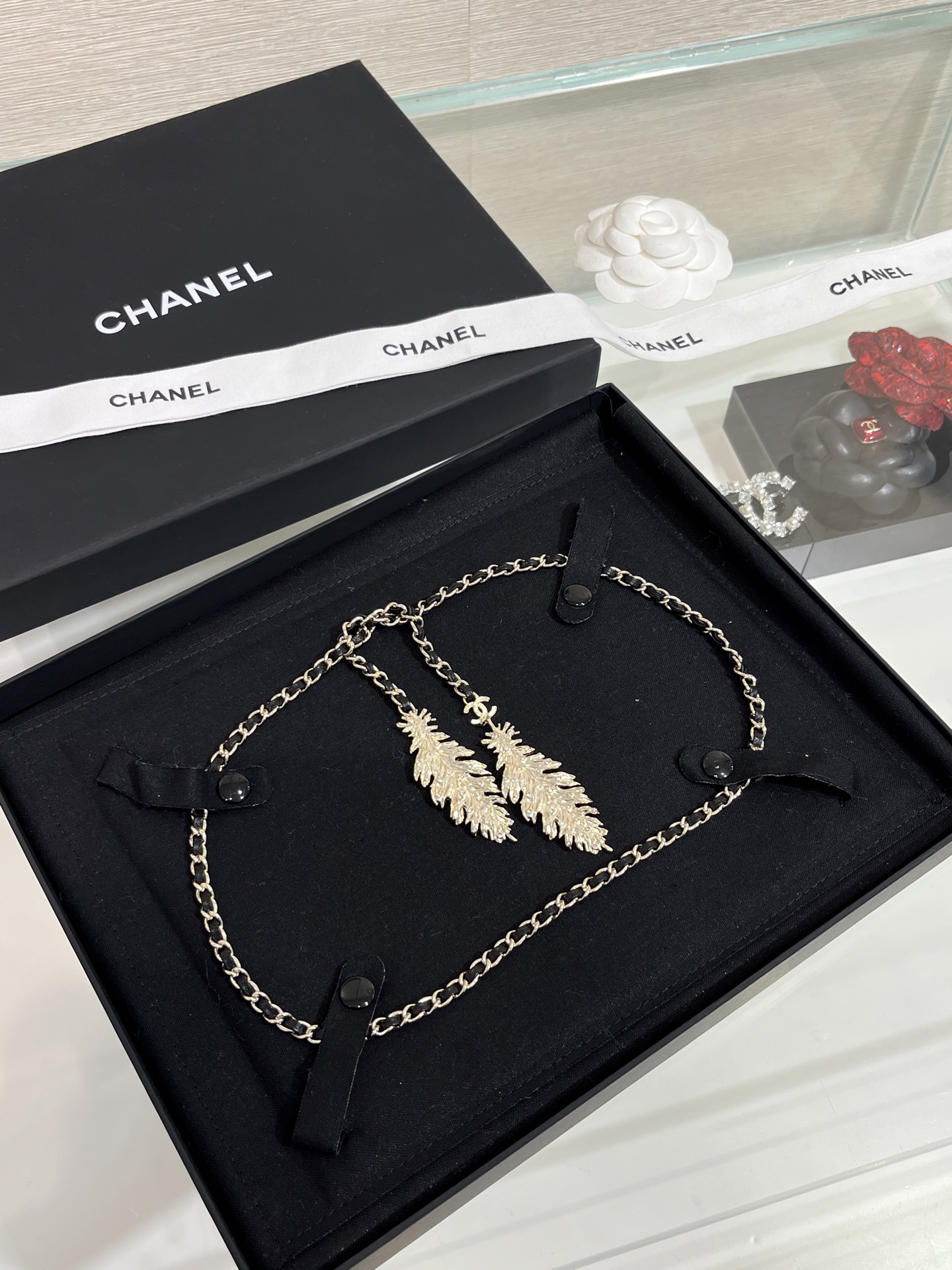 𝑪𝒉𝒂𝒏𝒆𝒍 25S New Gold-Tone Crystal Chain Tie Necklace