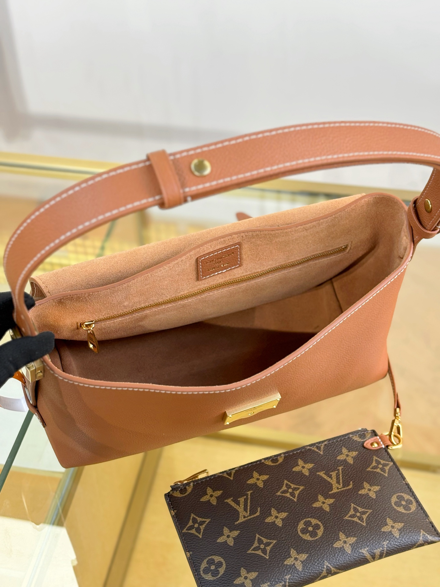 LV M13151 Low Key Messenger