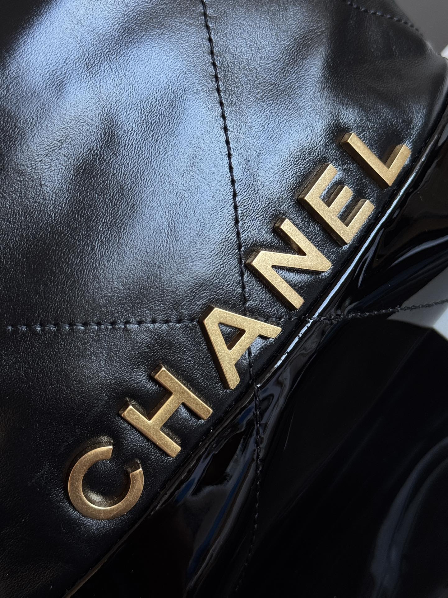 CHANEL 22 Handbag