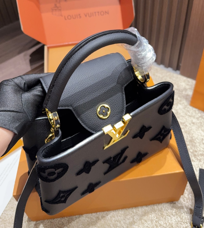Louis Vuitton Capucines Handbag – Black