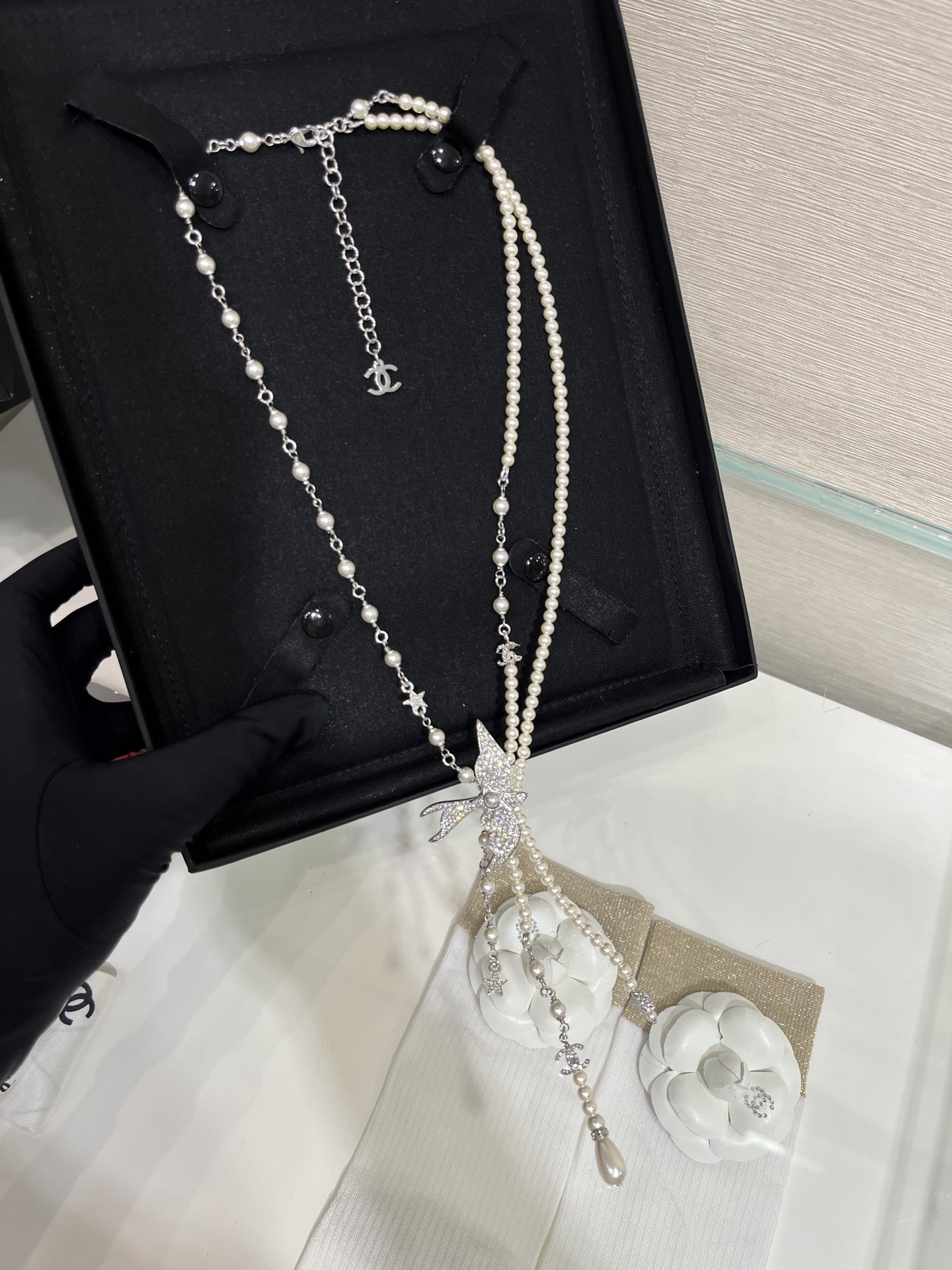 CHANEL 25S New Silver Bird-Inspired Double C Pearl Necklace / Sweater Chain