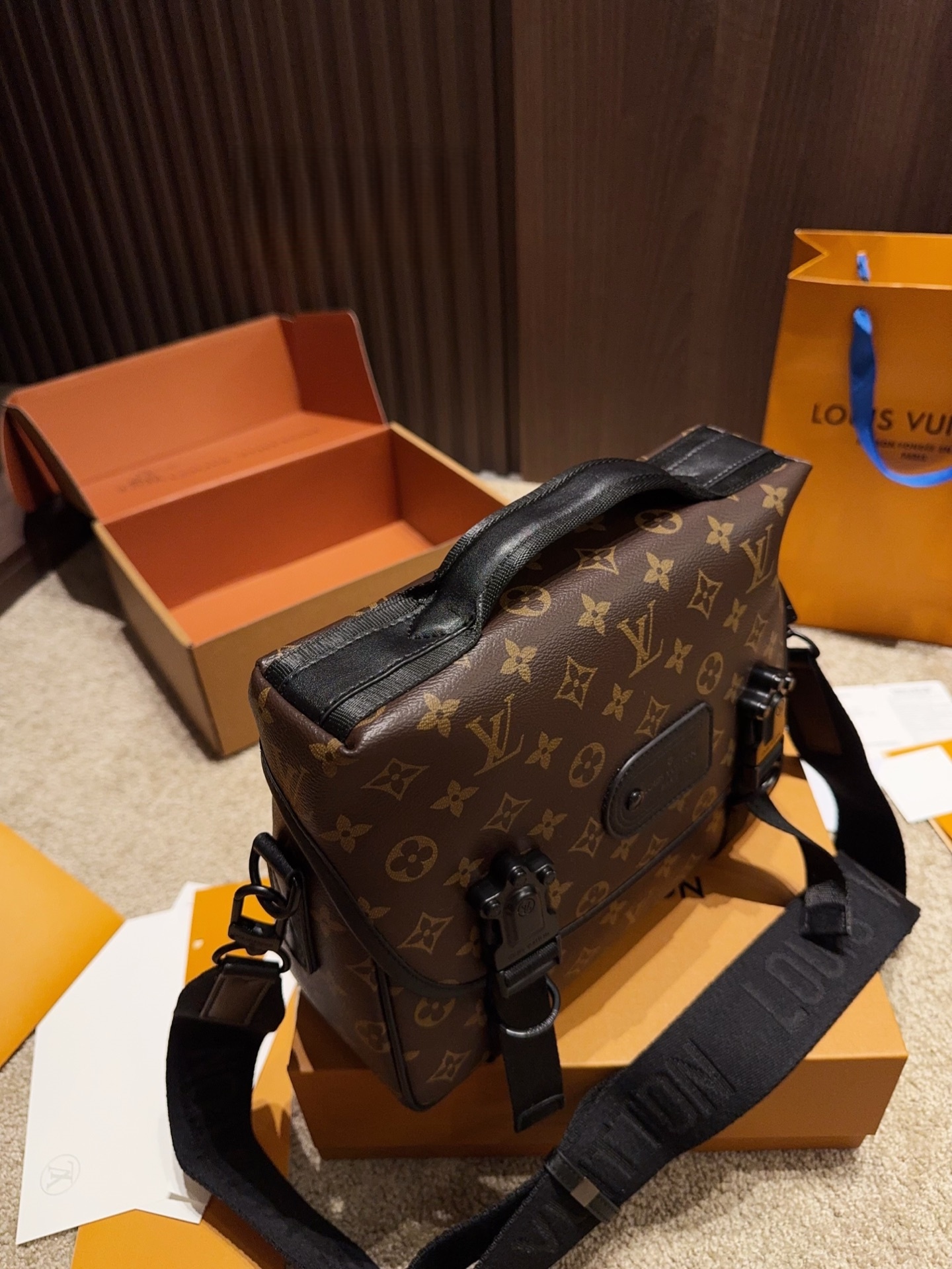 M46972 LV Trail Messenger