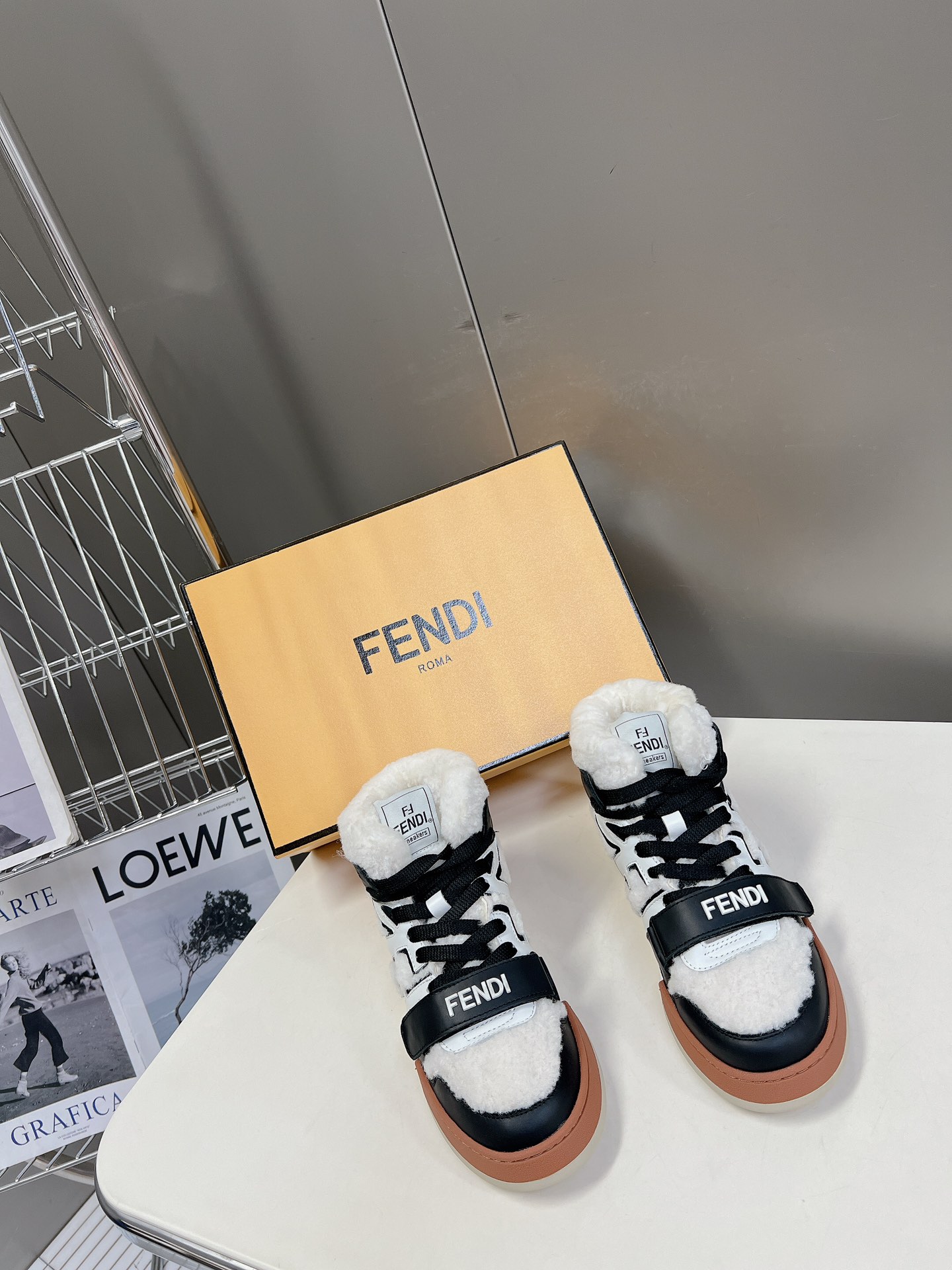 Top Version Fendi Classic Best-Seller SeriesFD Match 1:1 Replica. Designed by Kim Jones, this is Fendi’s first pair of sneakers, the Fendi Match, inspired by the design of LV’s Trainer basketball shoes. The blend of new energy and retro FF design mak