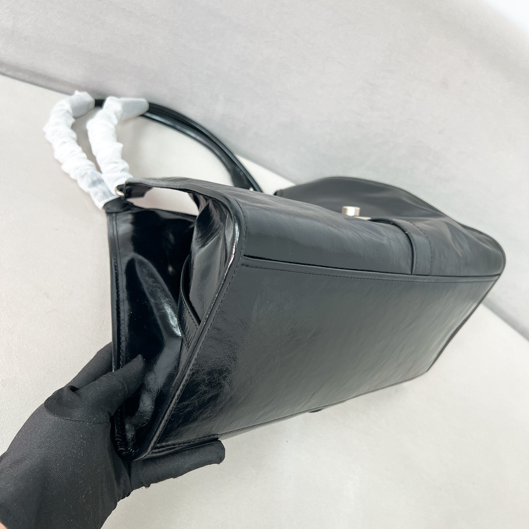 Prada- 2025 Oil-Wax Leather Signature Bag 1BG570