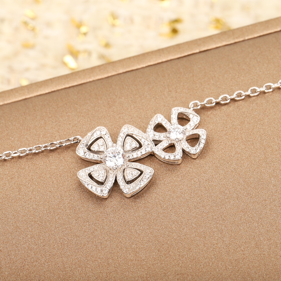 Necklace with diamond petals