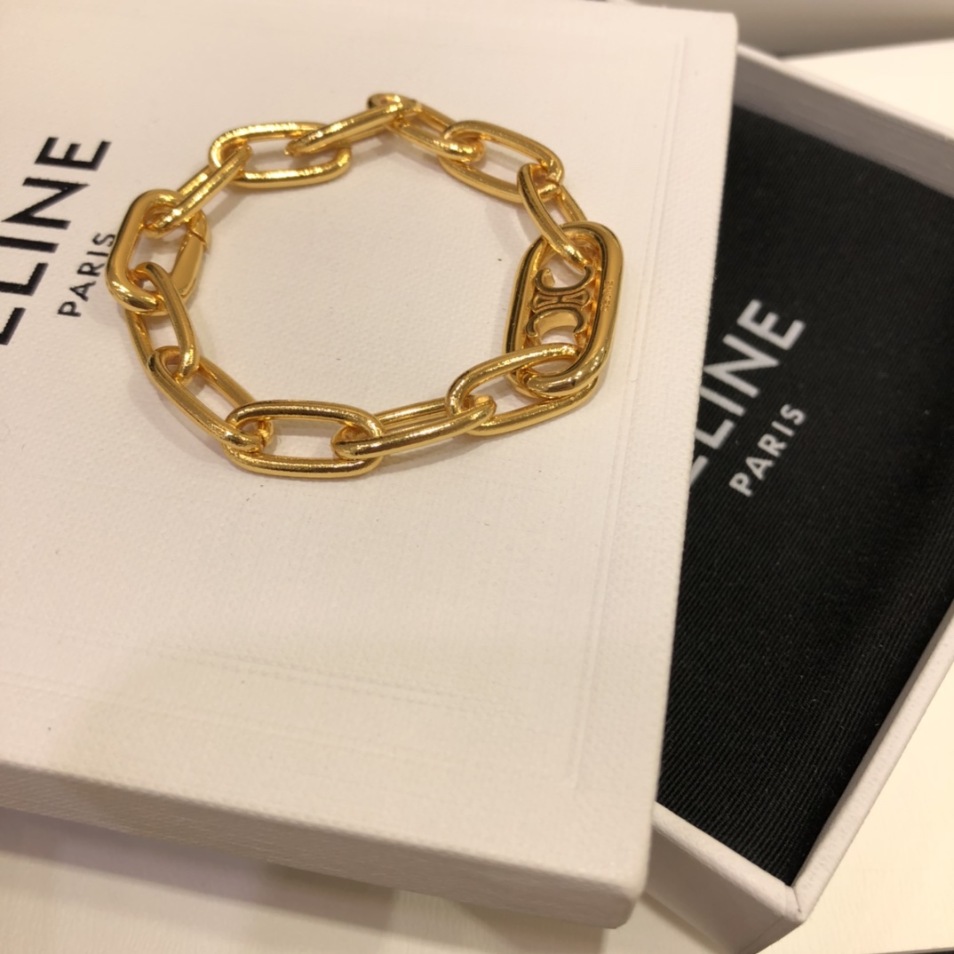 2020 show model the same Arc de Triomphe logo gold bracelet