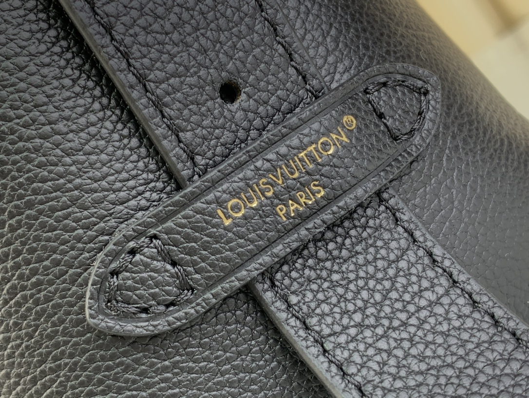 LV M13148 Low Key Messenger