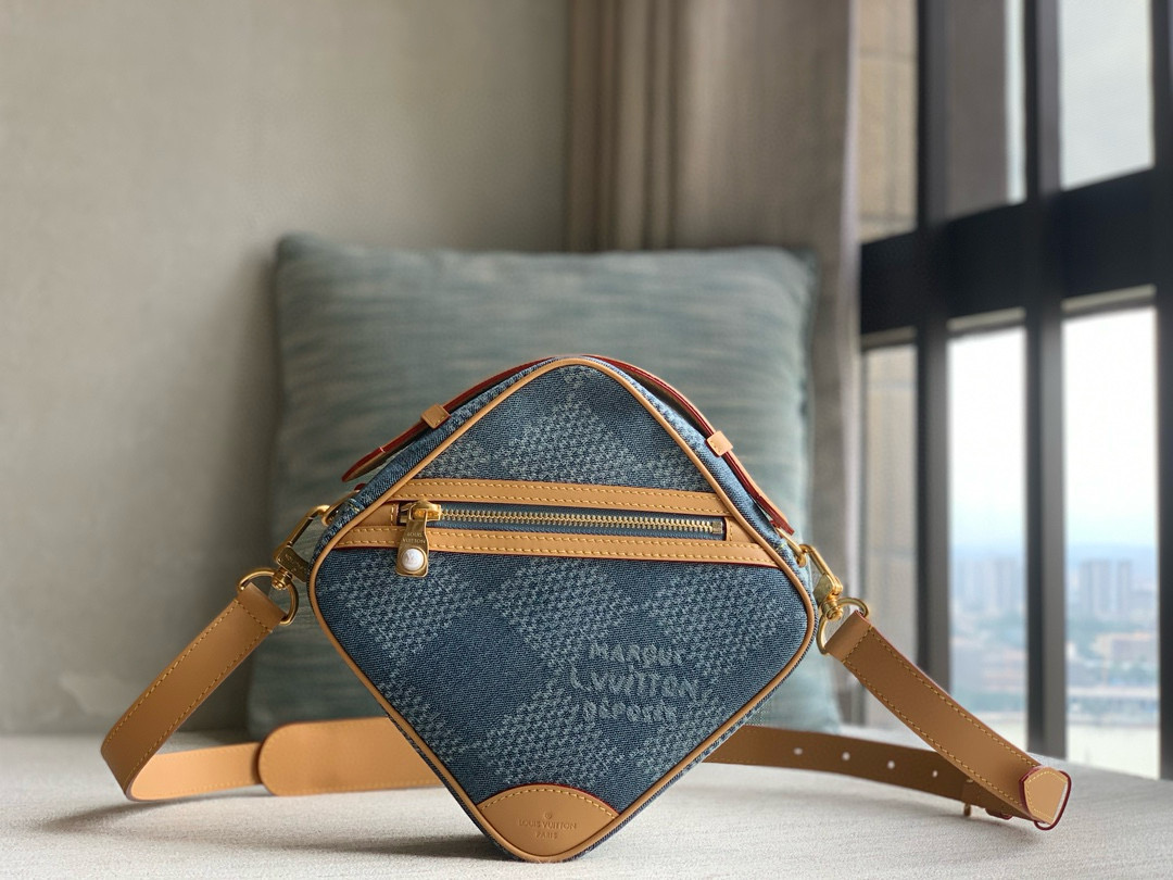 LOUIS VUITTON CHESS MESSENGER N40706
