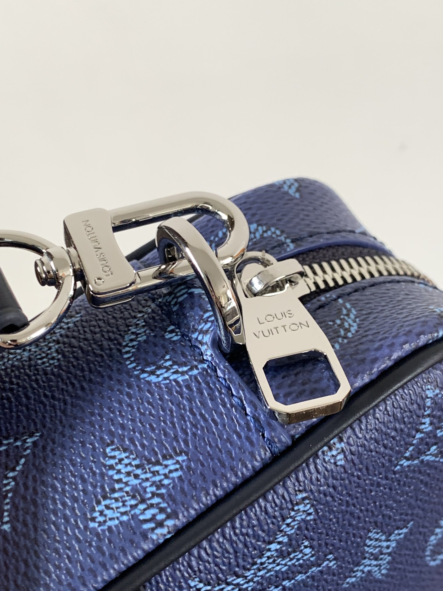 LV M26826 Trocadéro Wearable Wallet