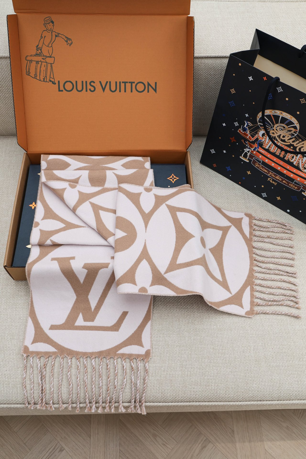 LOUIS VUITTON M79213 Medallion Scarf