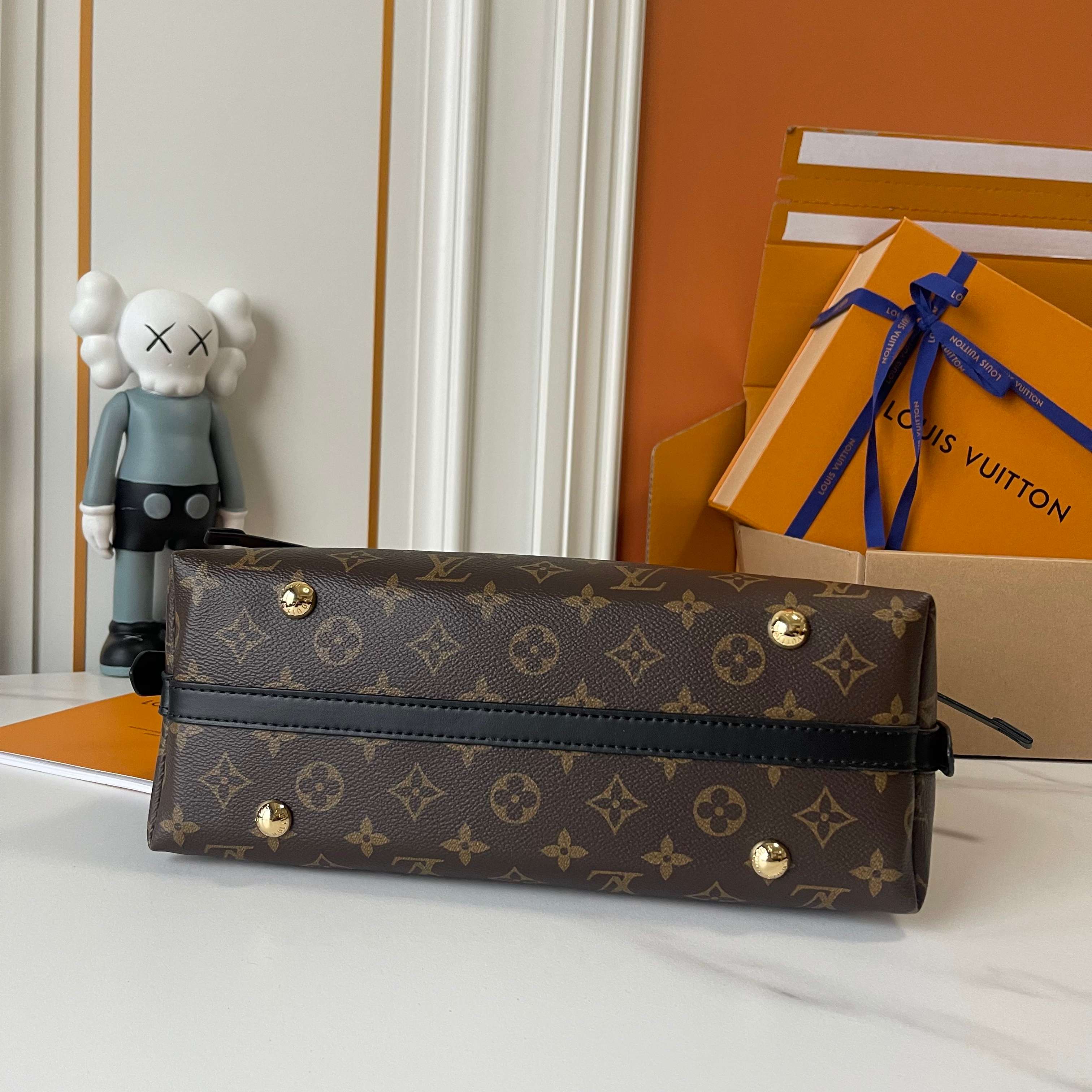 LOUIS VUITTON CarryAII MM Handbag