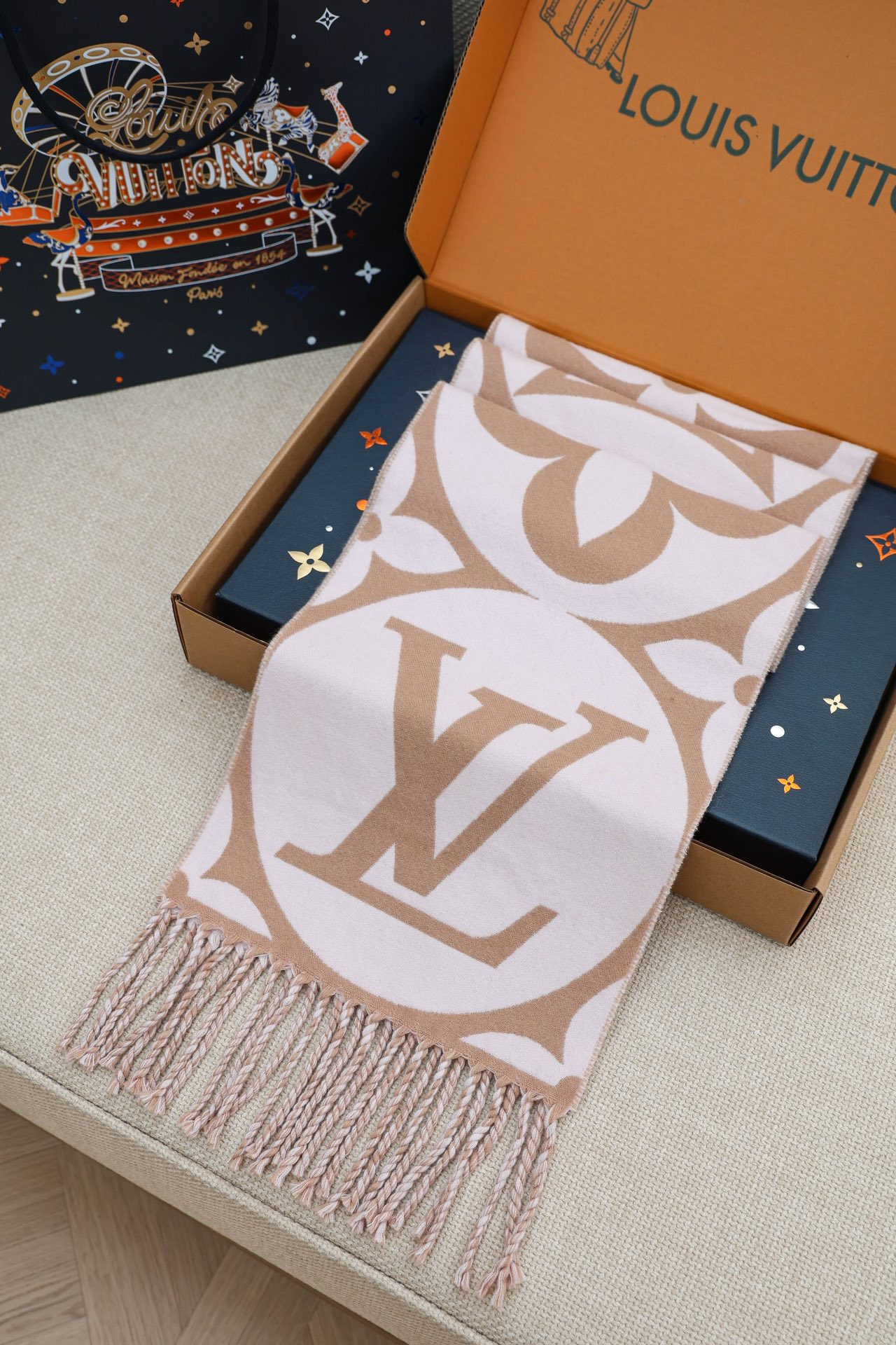 LOUIS VUITTON M79213 Medallion Scarf