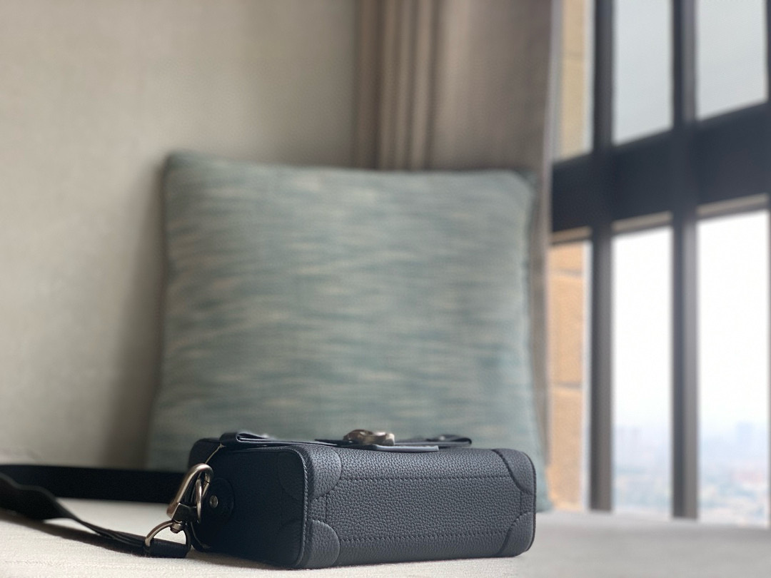 LOUIS VUITTON M11516 Soul Trunk