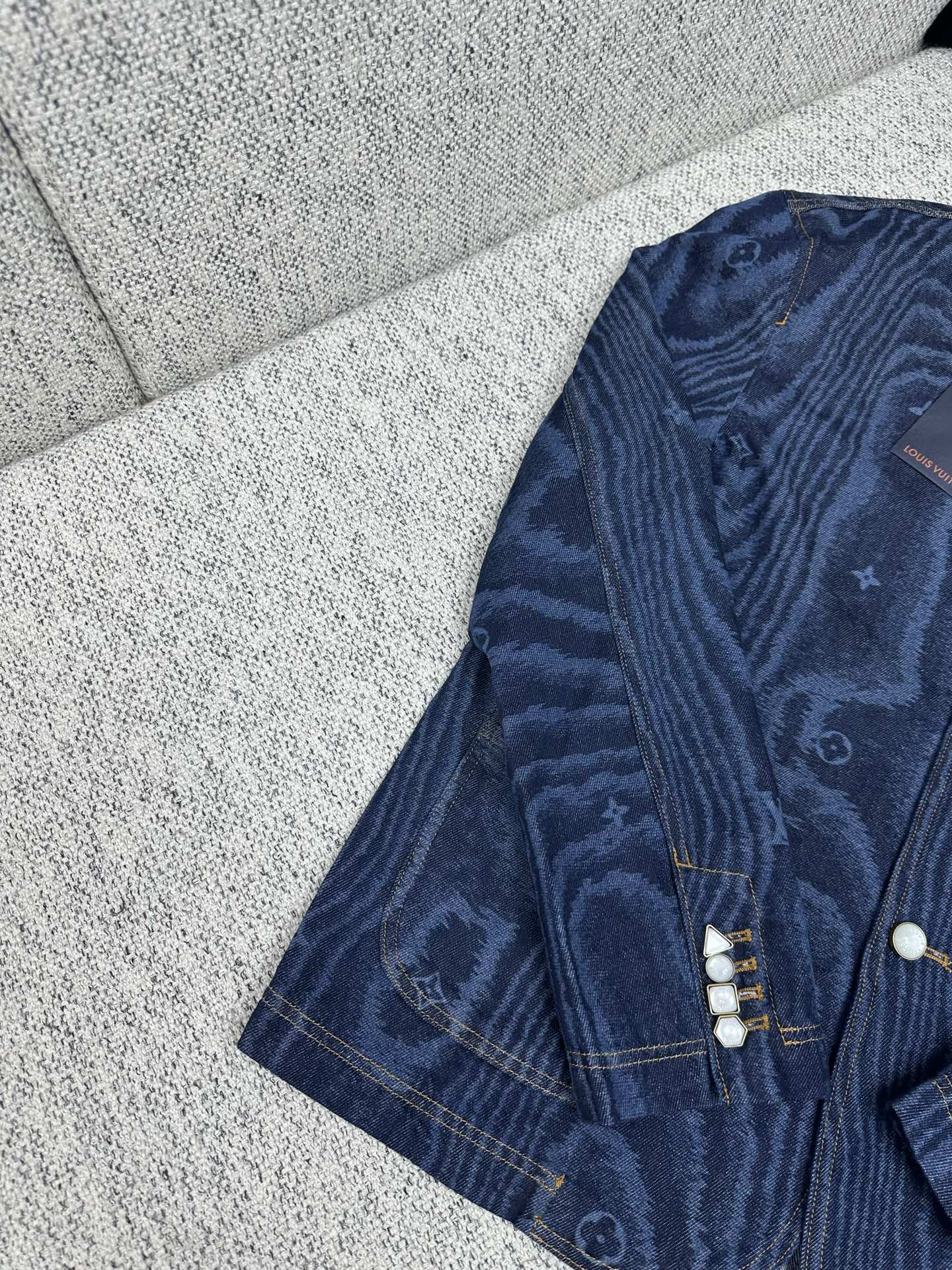 LOUIS VUITTON 1AHUXO Chic Collarless Denim Jacket