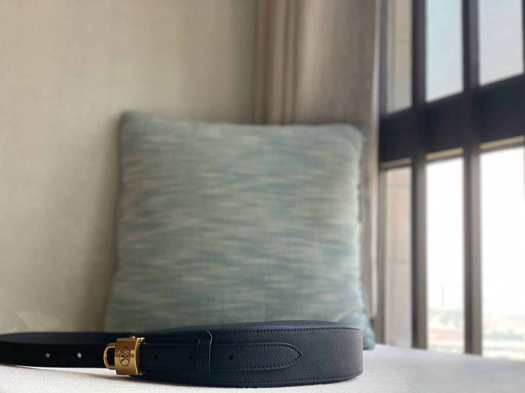 LOUIS VUITTON M11429 Low Key Bumbag