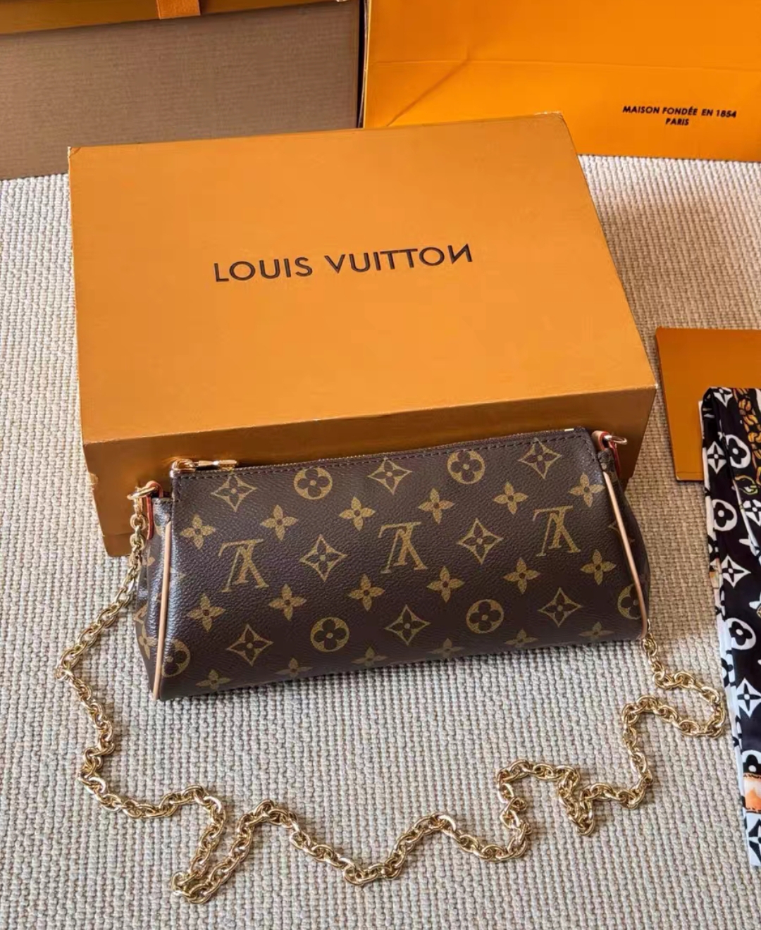 LOUIS VUITTON M13567 Pochette Eva