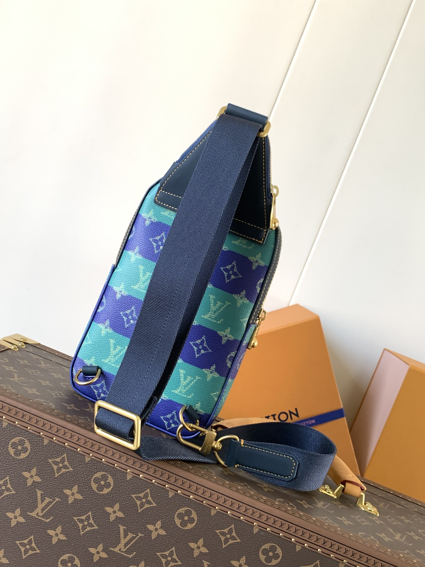 LV M26419 New Avenue Slingbag PM