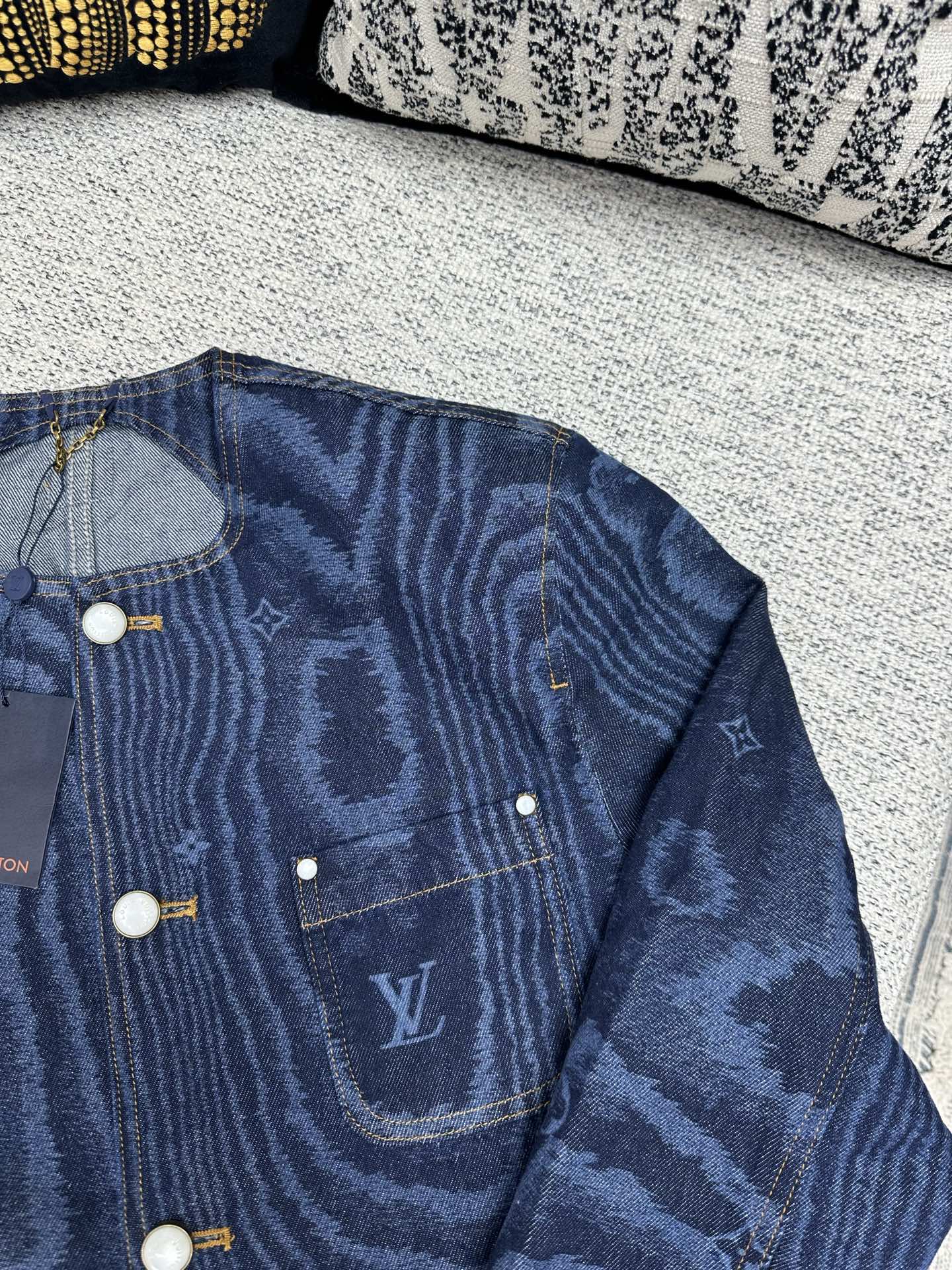 LOUIS VUITTON 1AHUXO Chic Collarless Denim Jacket
