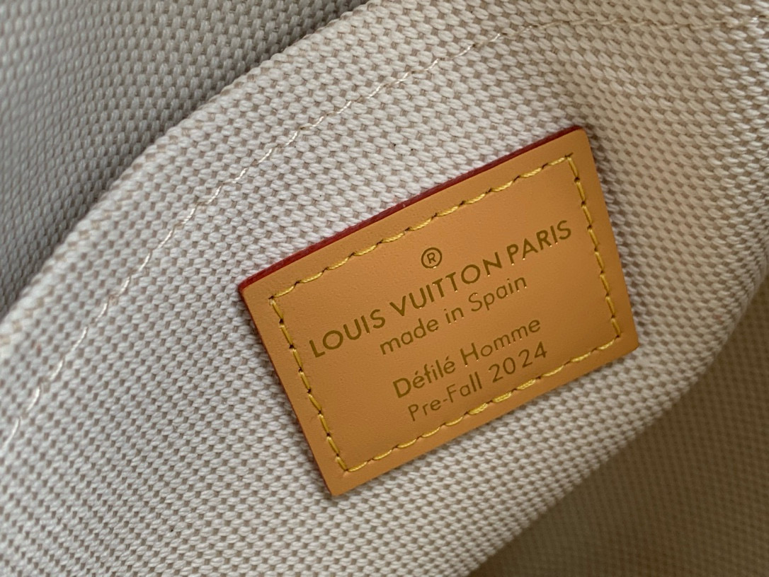 LOUIS VUITTON CHESS MESSENGER N40706