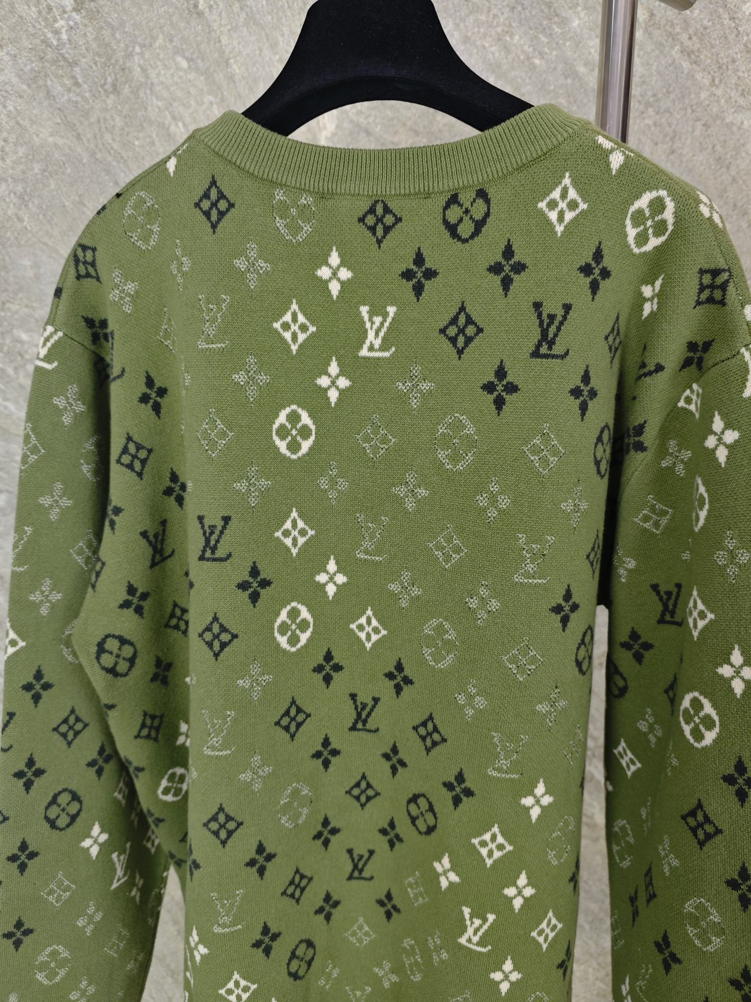 LV 1AJBTL Nouveau Pull Monogram