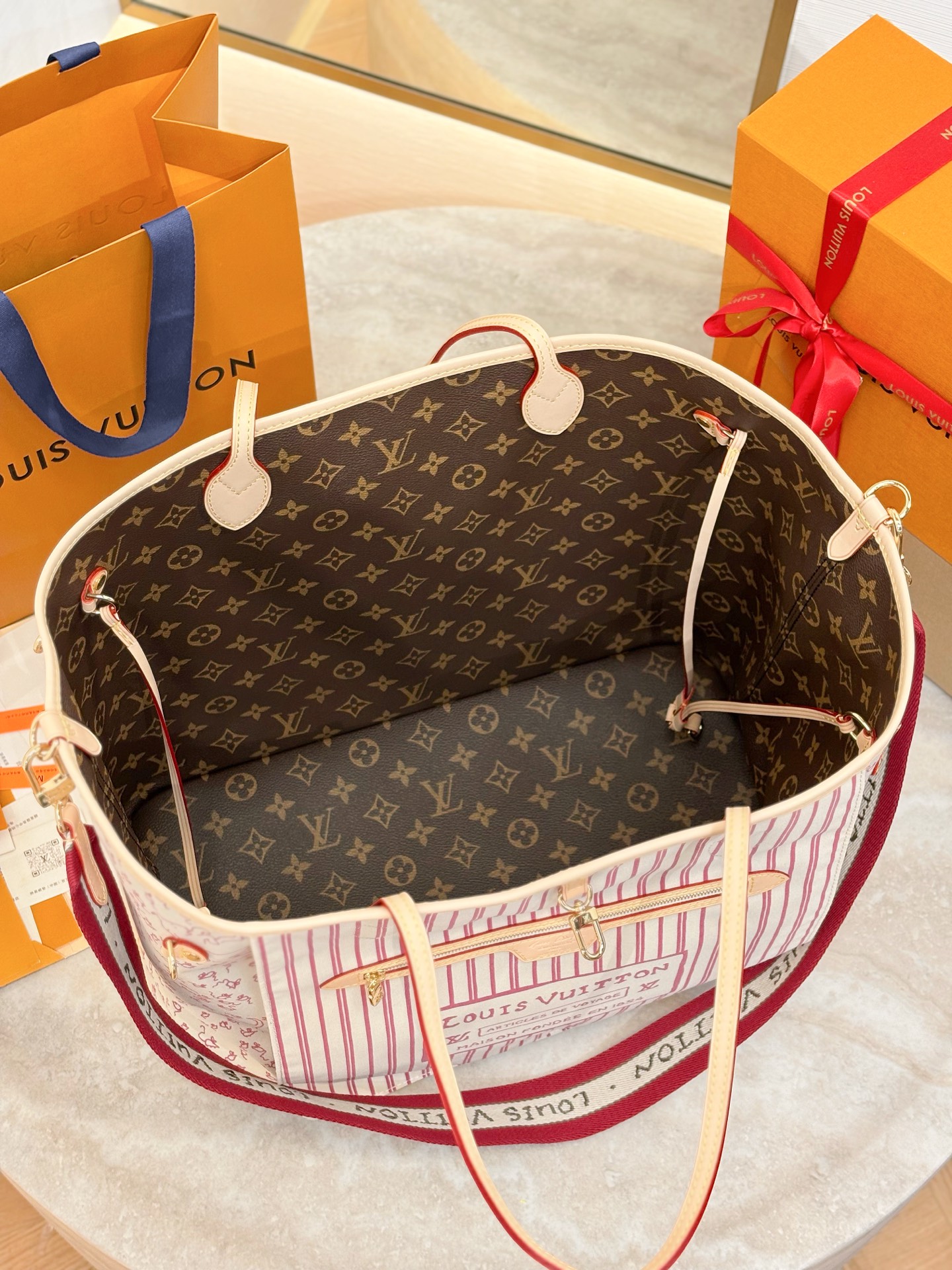 LV M15124 Neverfull Inside Out GM