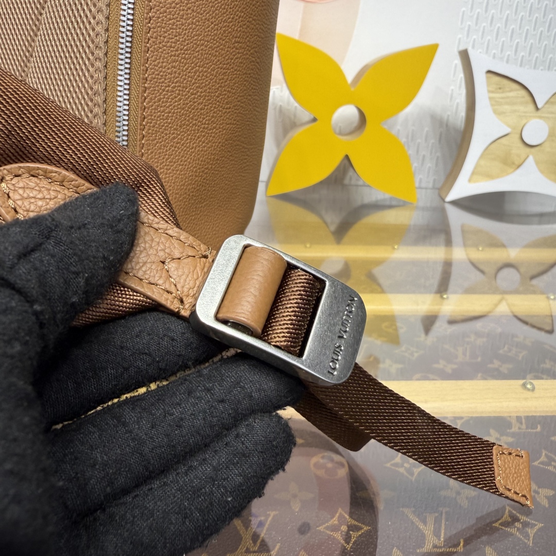 LV M26023 Fastline Backpack