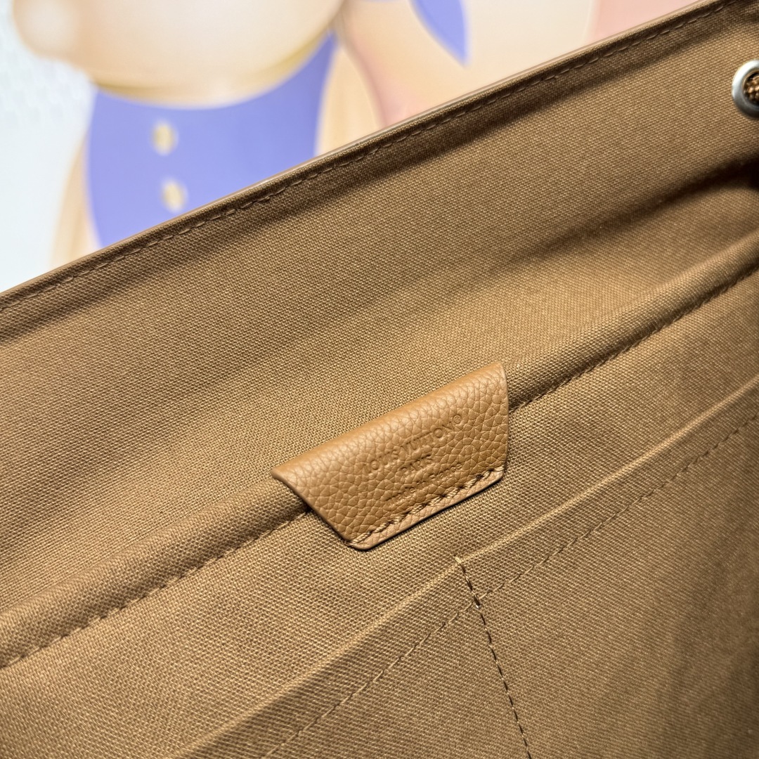 LV M26023 Fastline Backpack