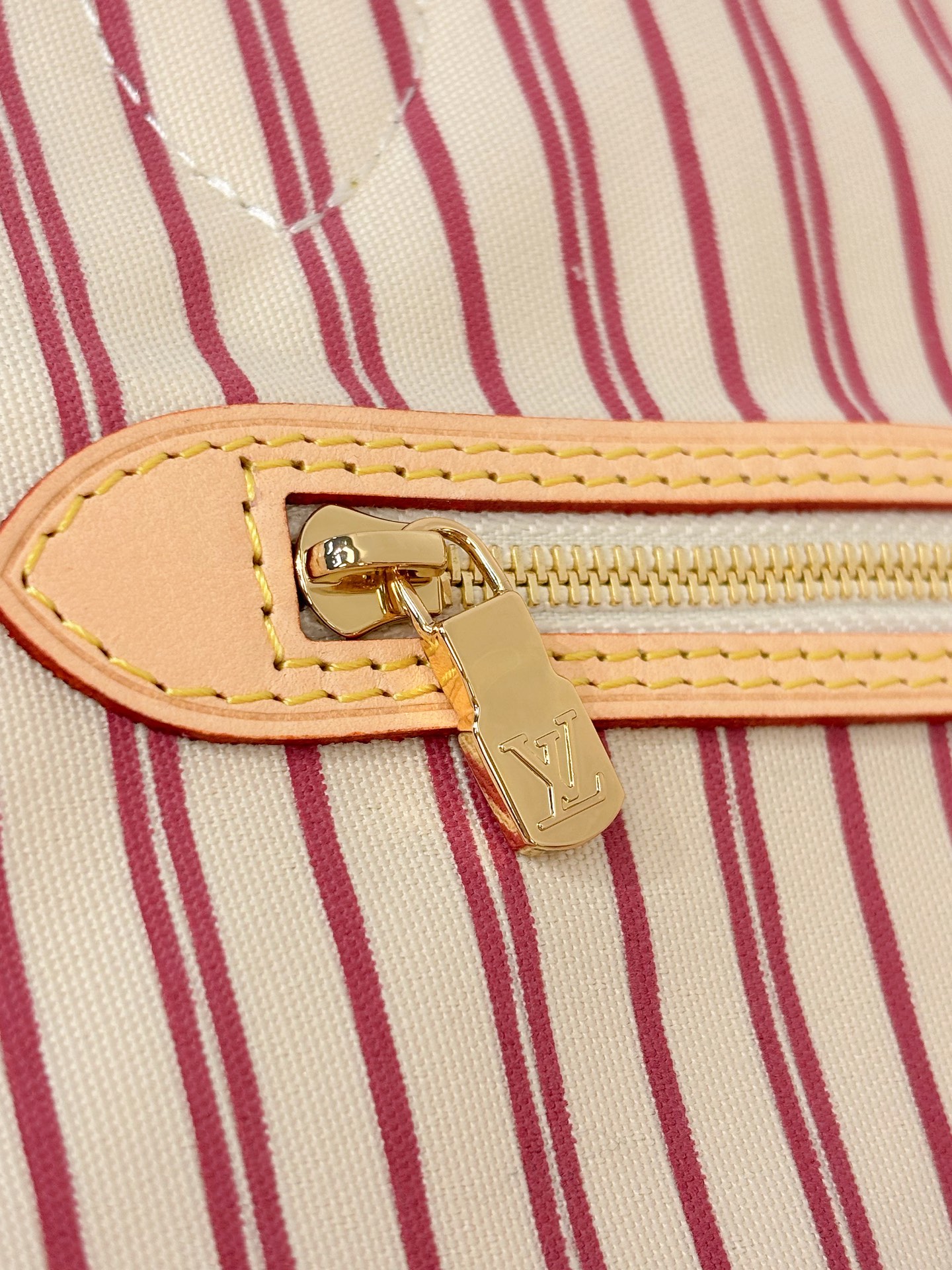 LV M15124 Neverfull Inside Out GM