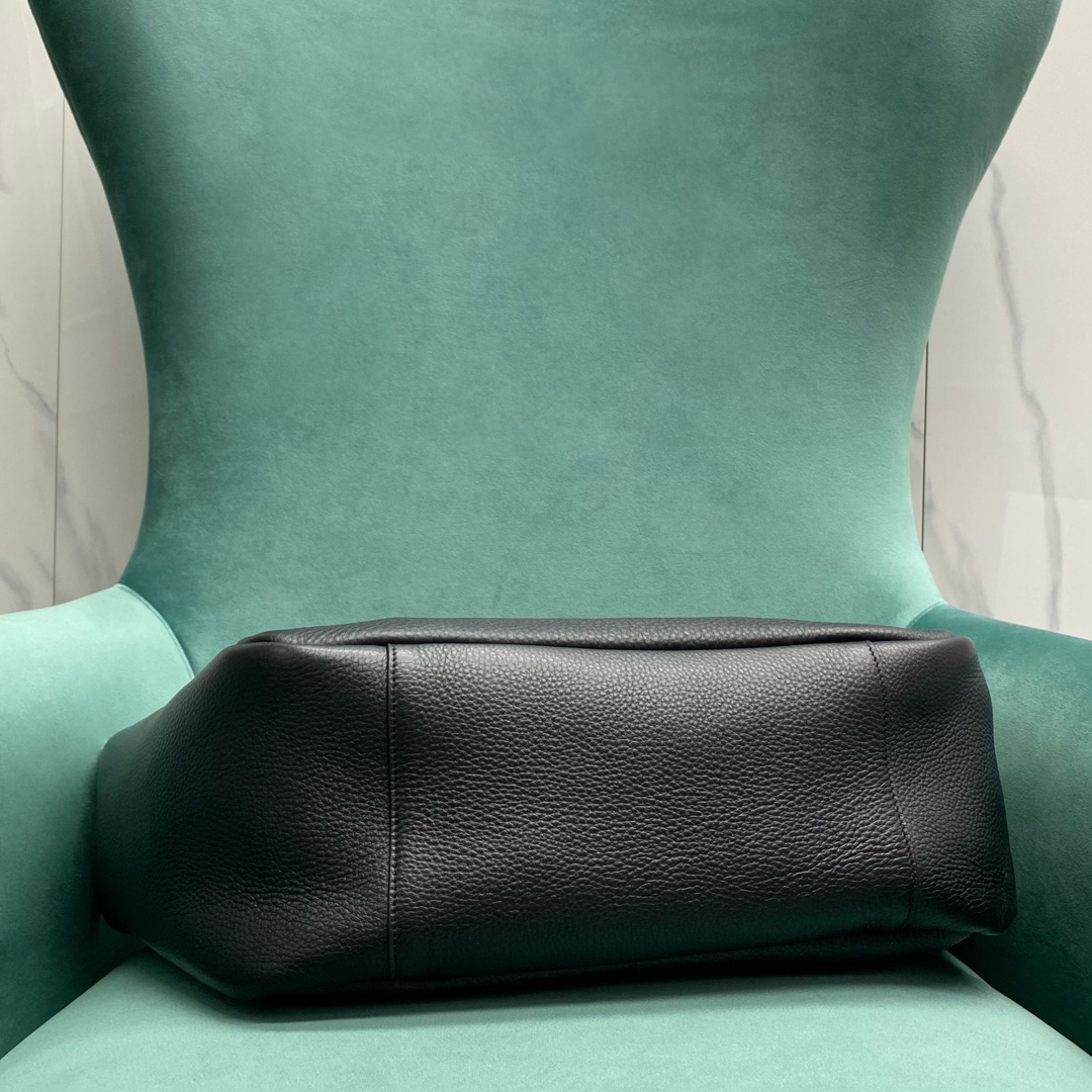 YSL LE 5 À 7 bea in grained leather-Black