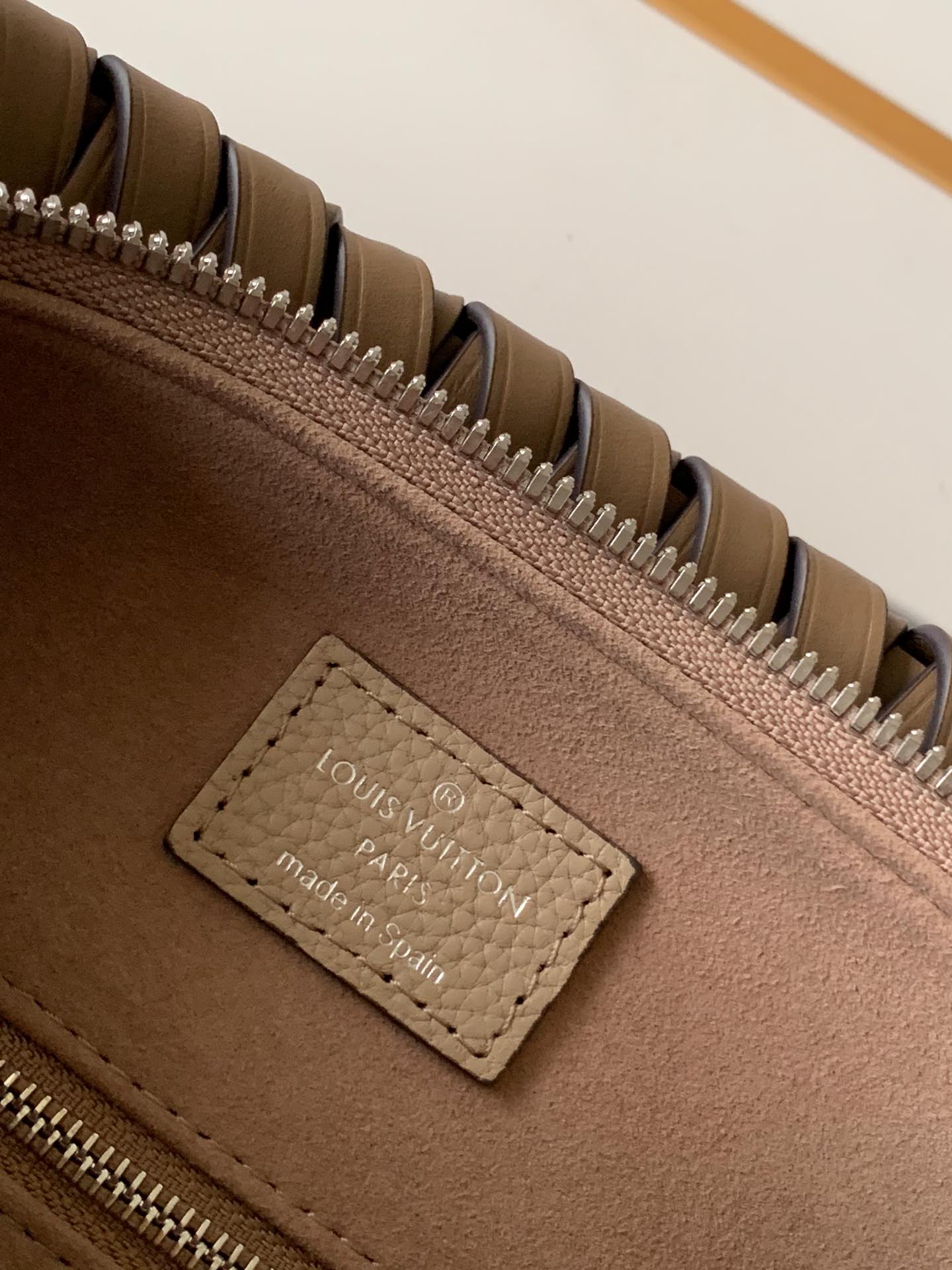 Louis Vuitton M56084 Beaubourg Hobo MM