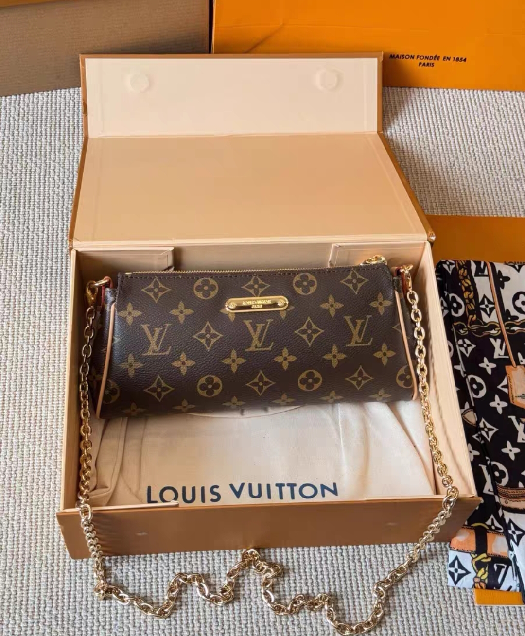 LOUIS VUITTON M13567 Pochette Eva