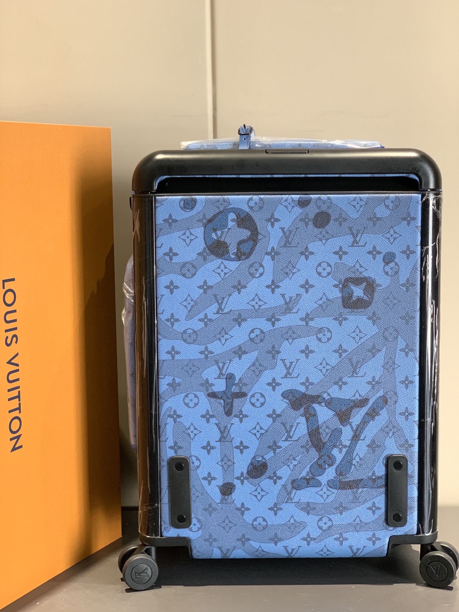 LOUIS VUITTON Horizon 55