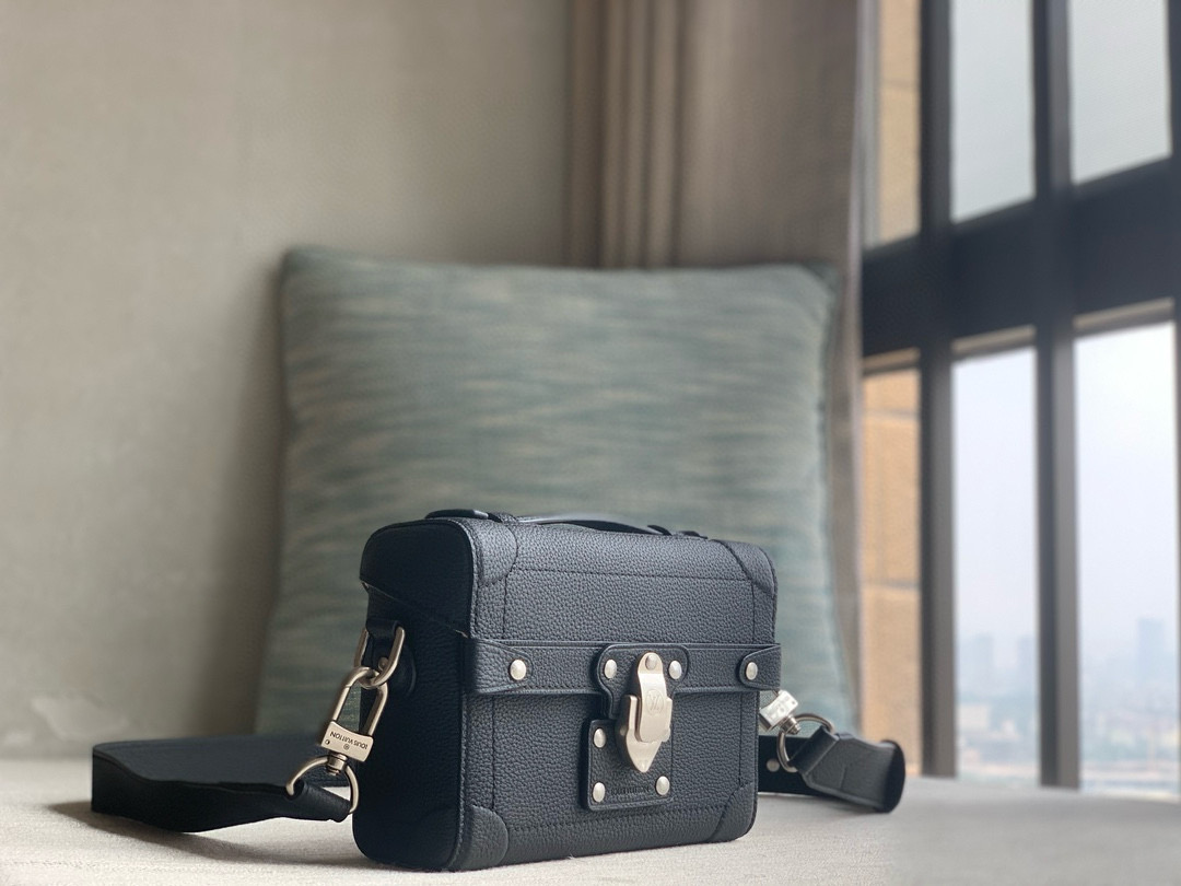 LOUIS VUITTON M11516 Soul Trunk