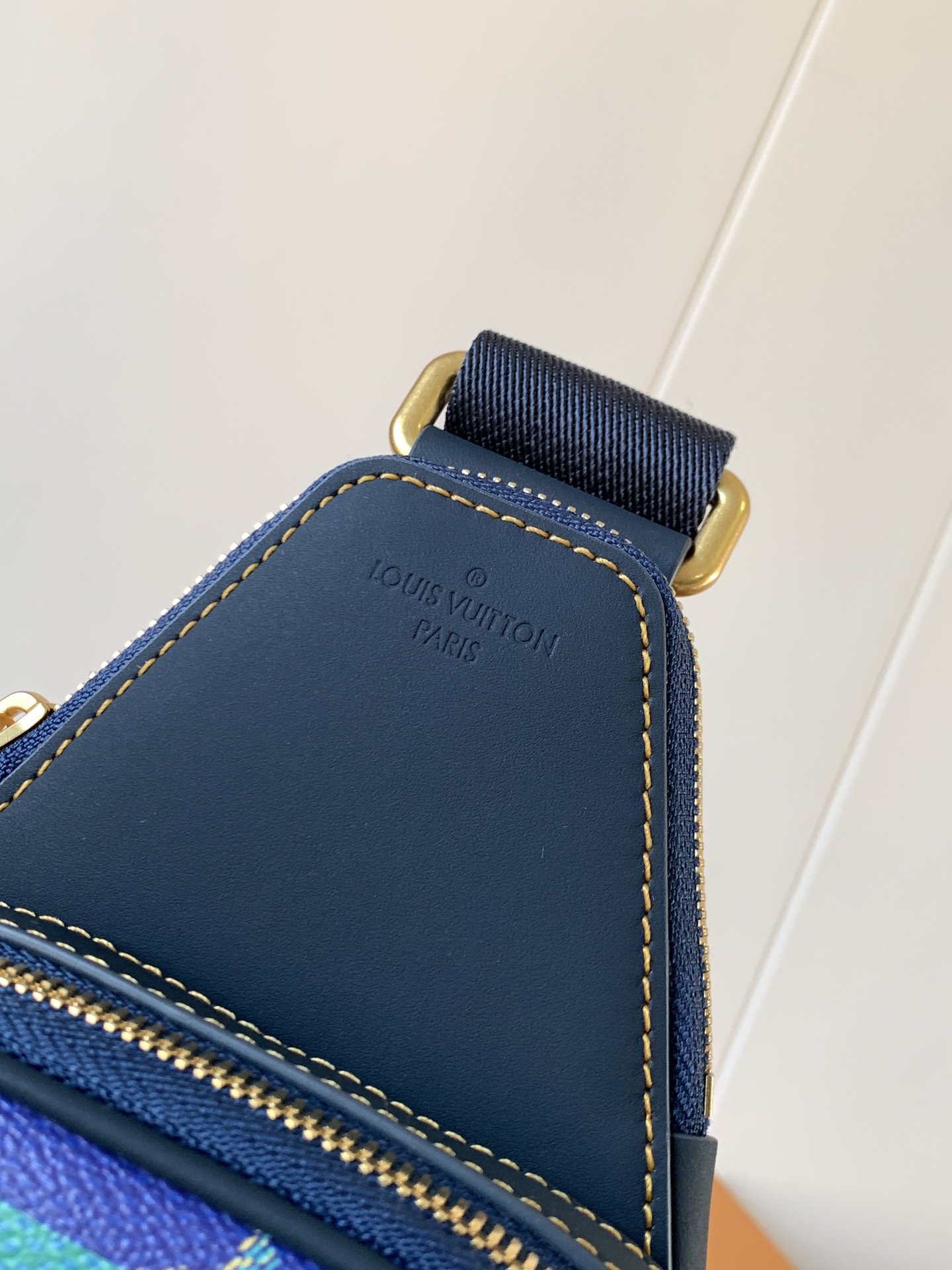 LV M26419 New Avenue Slingbag PM