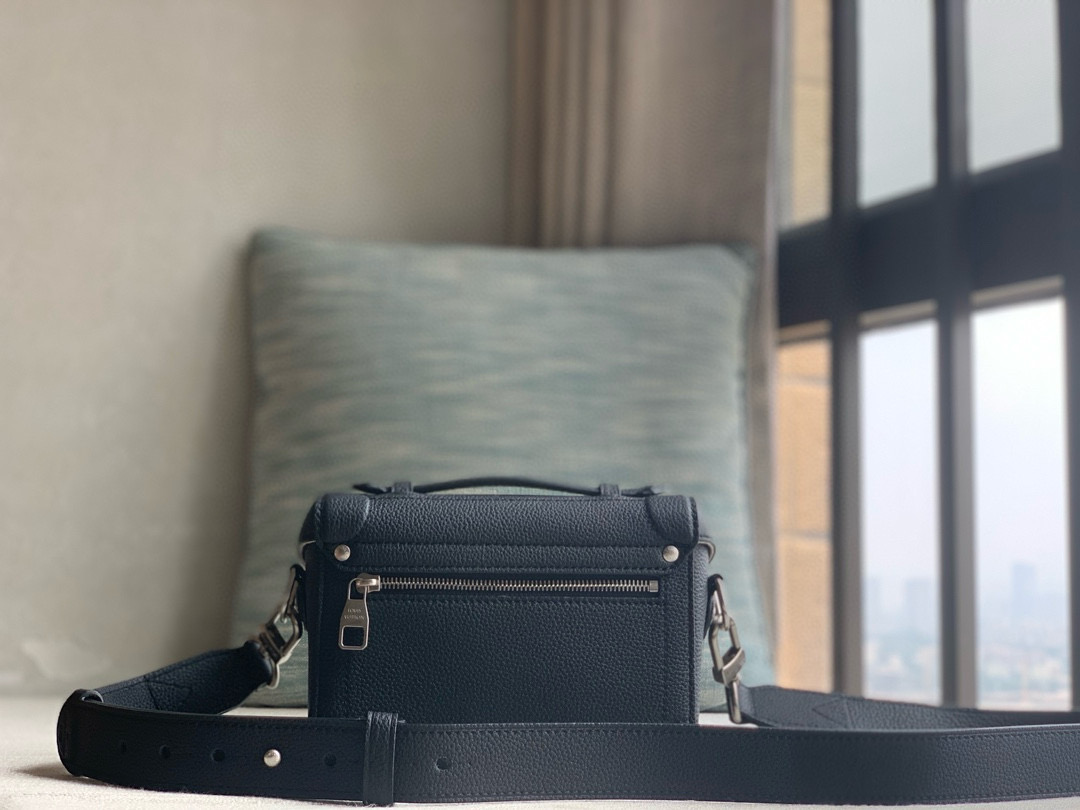 LOUIS VUITTON M11516 Soul Trunk