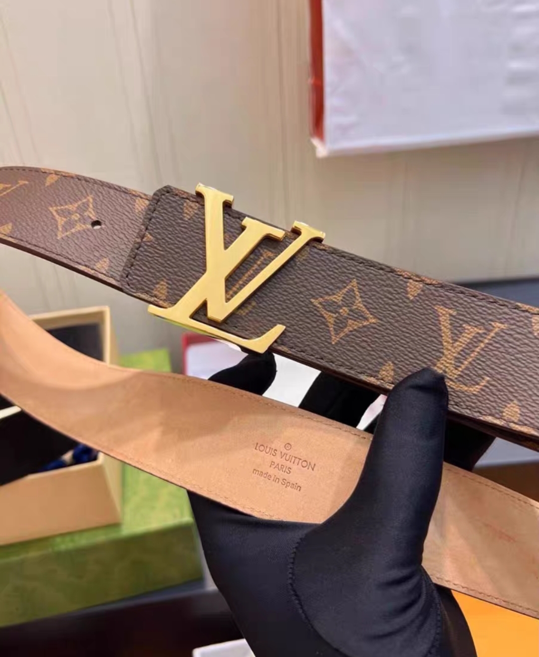 Louis Vuitton M0645W Monogram LV Initiales 30mm Reversible Belt