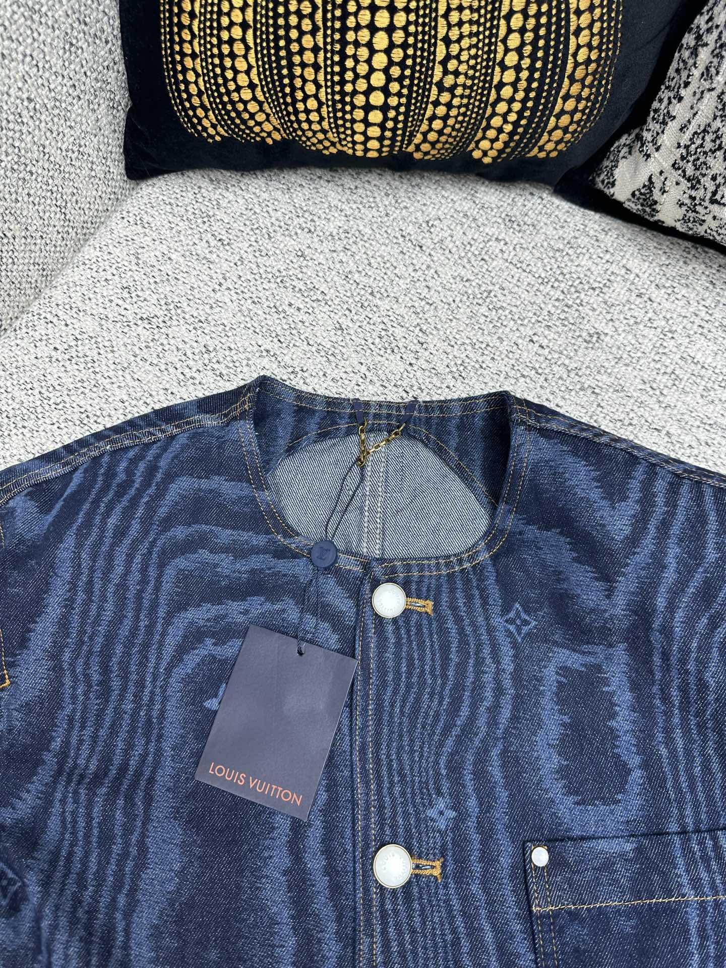 LOUIS VUITTON 1AHUXO Chic Collarless Denim Jacket