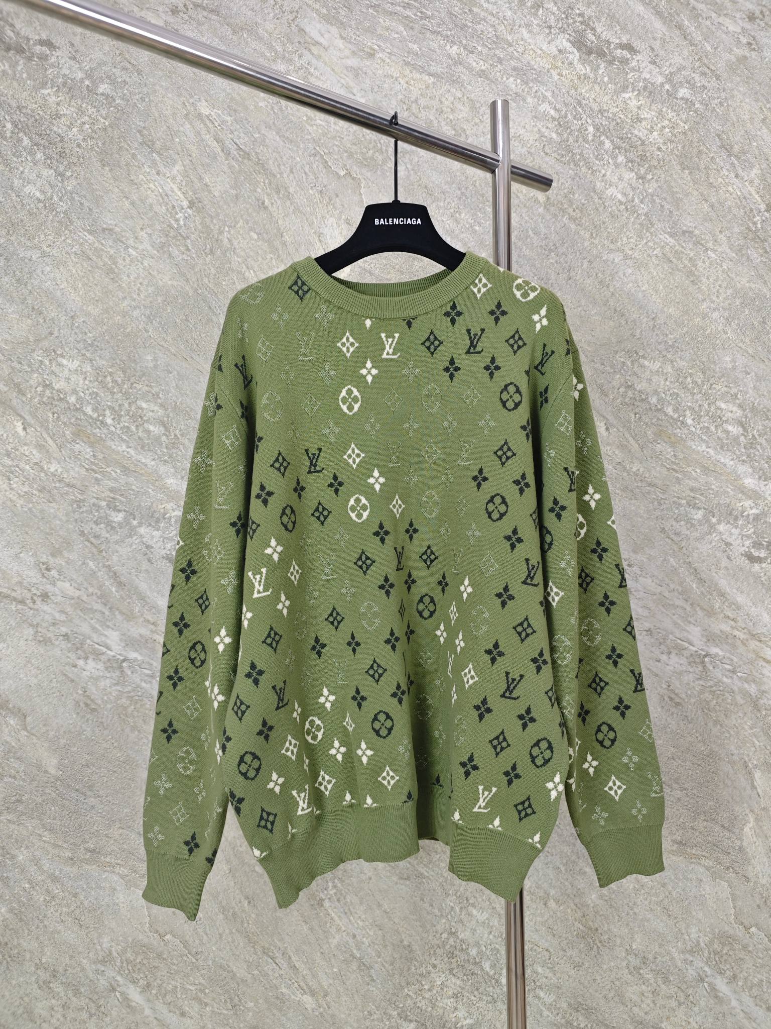 LV 1AJBTL Nouveau Pull Monogram